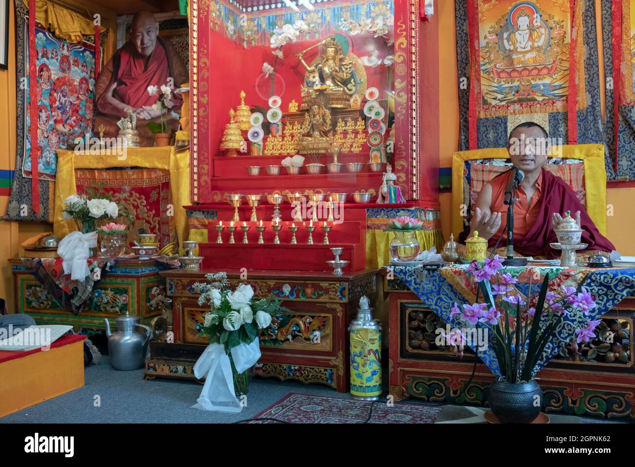 Un moine d'une congrégation de Sherpa livre un sermon à ses fidèles népalais et tibétain. À Elmhurst, Queens, New York. Banque D'Images