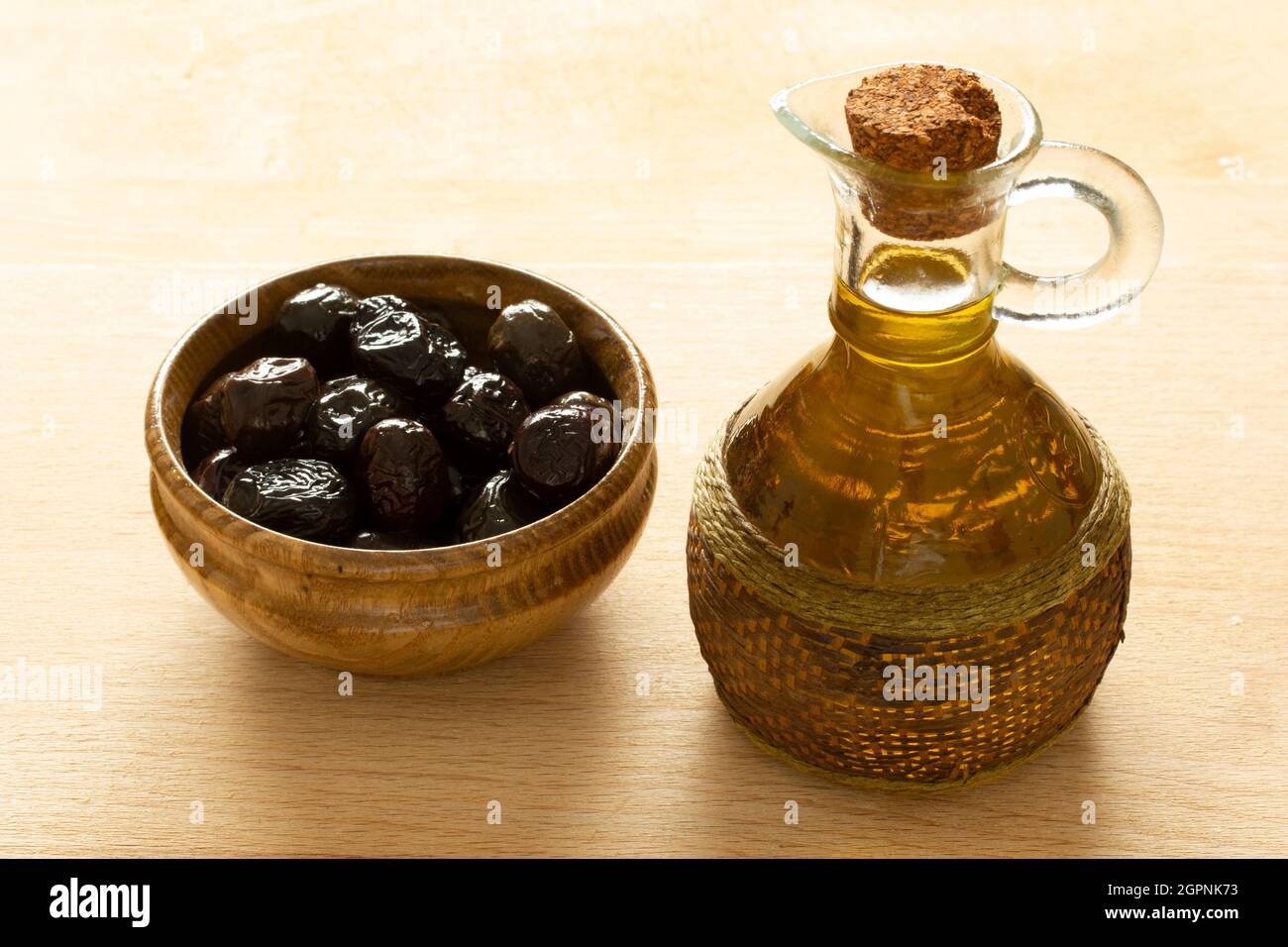 une assiette d'olives noires et d'huile d'olive biologique Banque D'Images
