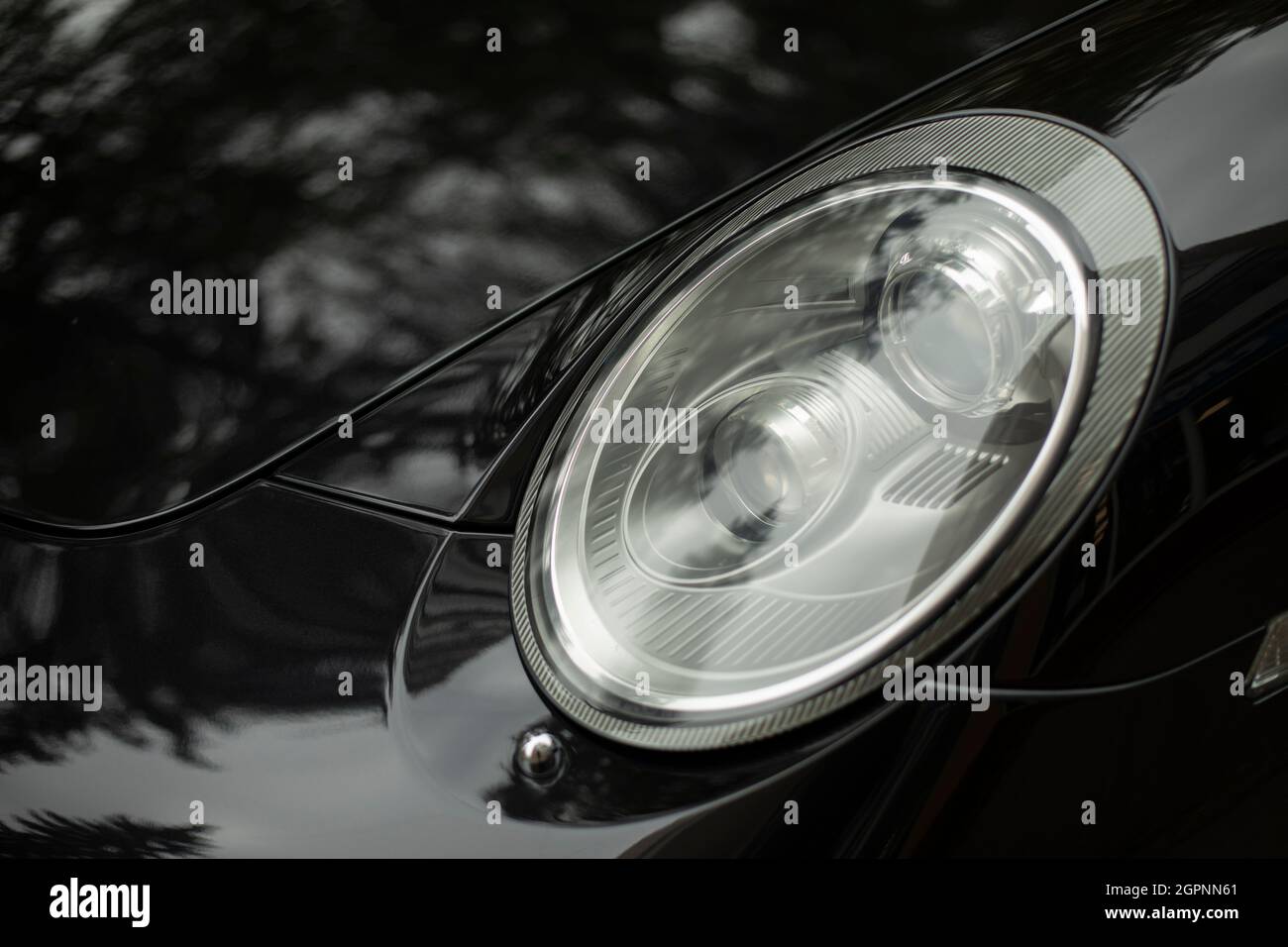 Phare de voiture. Voiture noire avec phare blanc. Pièces de carrosserie du véhicule. Feux de la machine. Banque D'Images