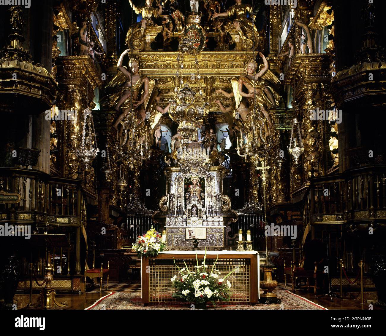 Espagne. Cathédrale de Santiago. Chapelle principale. Autel à l'image de l'Apôtre Saint-Jacques (XIIe siècle), sculpté en pierre. Le baldachin qui couvre l'autel est une oeuvre de Domingo de Andrade (1639-1712), du XVIIe siècle, avec des colonnes solomoniques et soutenues par des anges. Saint Jacques de Compostelle. Province de La Corogne. Galice. Banque D'Images