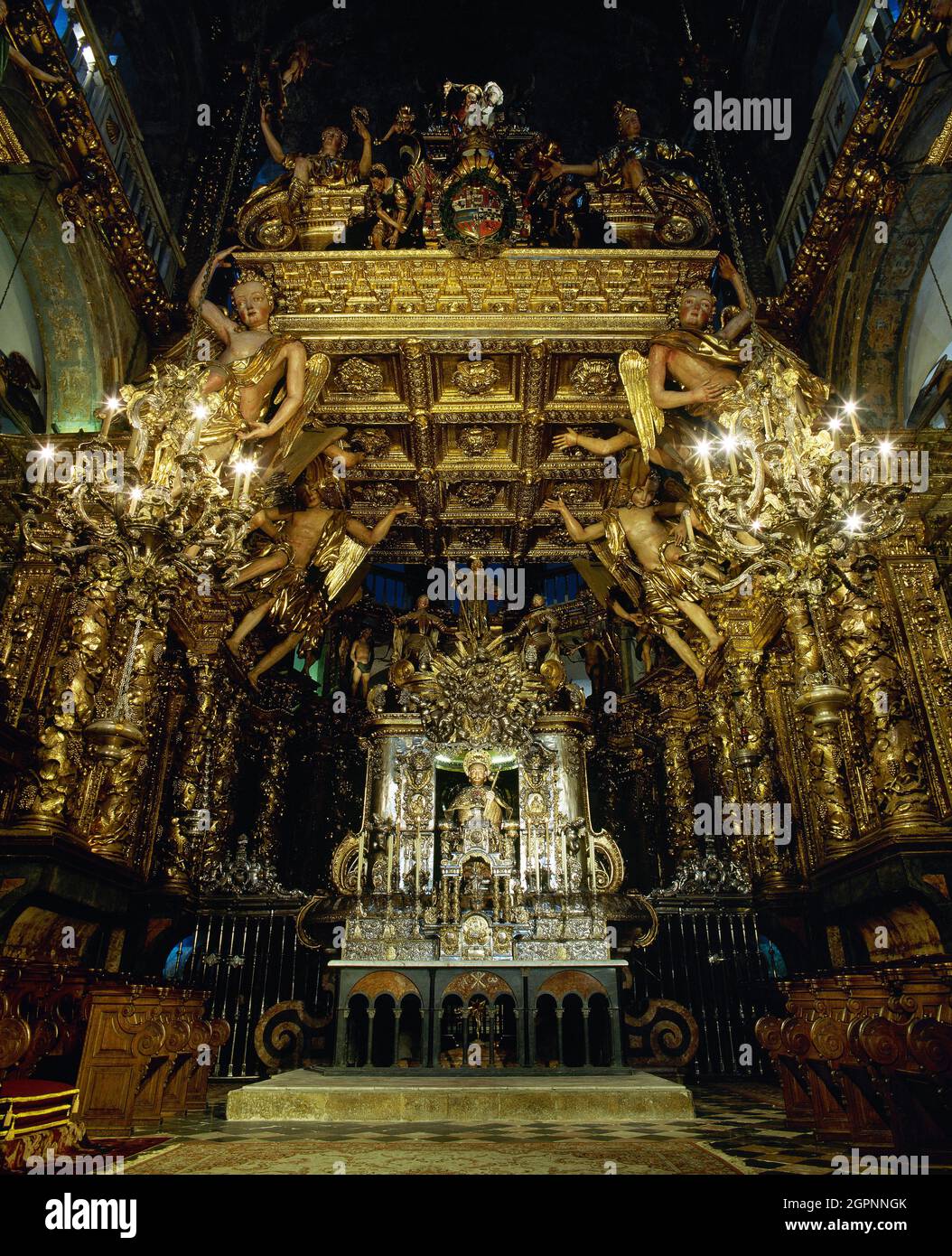 Espagne. Cathédrale de Santiago. Chapelle principale. Autel à l'image de l'Apôtre Saint-Jacques (XIIe siècle), sculpté en pierre. Le baldachin qui couvre l'autel est une oeuvre de Domingo de Andrade (1639-1712), du XVIIe siècle, avec des colonnes solomoniques et soutenues par des anges. Saint Jacques de Compostelle. Province de La Corogne. Galice. Banque D'Images