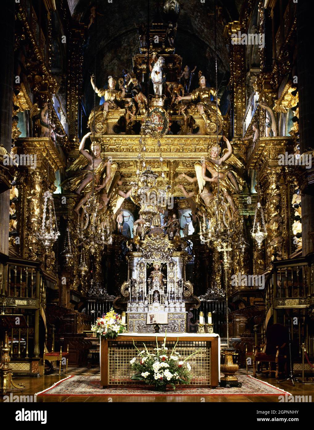 Espagne. Cathédrale de Santiago. Chapelle principale. Autel à l'image de l'Apôtre Saint-Jacques (XIIe siècle), sculpté en pierre. Le baldachin qui couvre l'autel est une oeuvre de Domingo de Andrade (1639-1712), du XVIIe siècle, avec des colonnes solomoniques et soutenues par des anges. Saint Jacques de Compostelle. Province de La Corogne. Galice. Banque D'Images