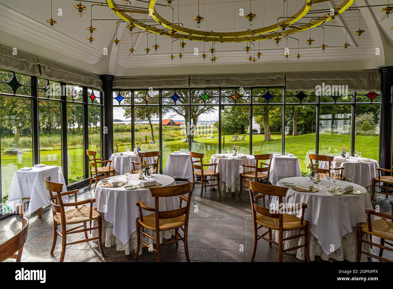 Hôtel Falsled Kro (kongl. Prevl.Gjæstgiveri), Faldsled, Faaborg-Midtfyn, Danemark.Le restaurant du Falsled Kro offre une vue sur le jardin Banque D'Images