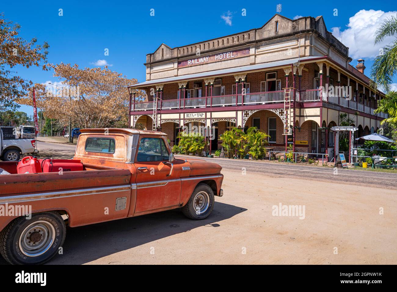 Vue extérieure de l'hôtel Railway avec vieux camion rouge, Ravenswood, Queensland du Nord, Australie Banque D'Images