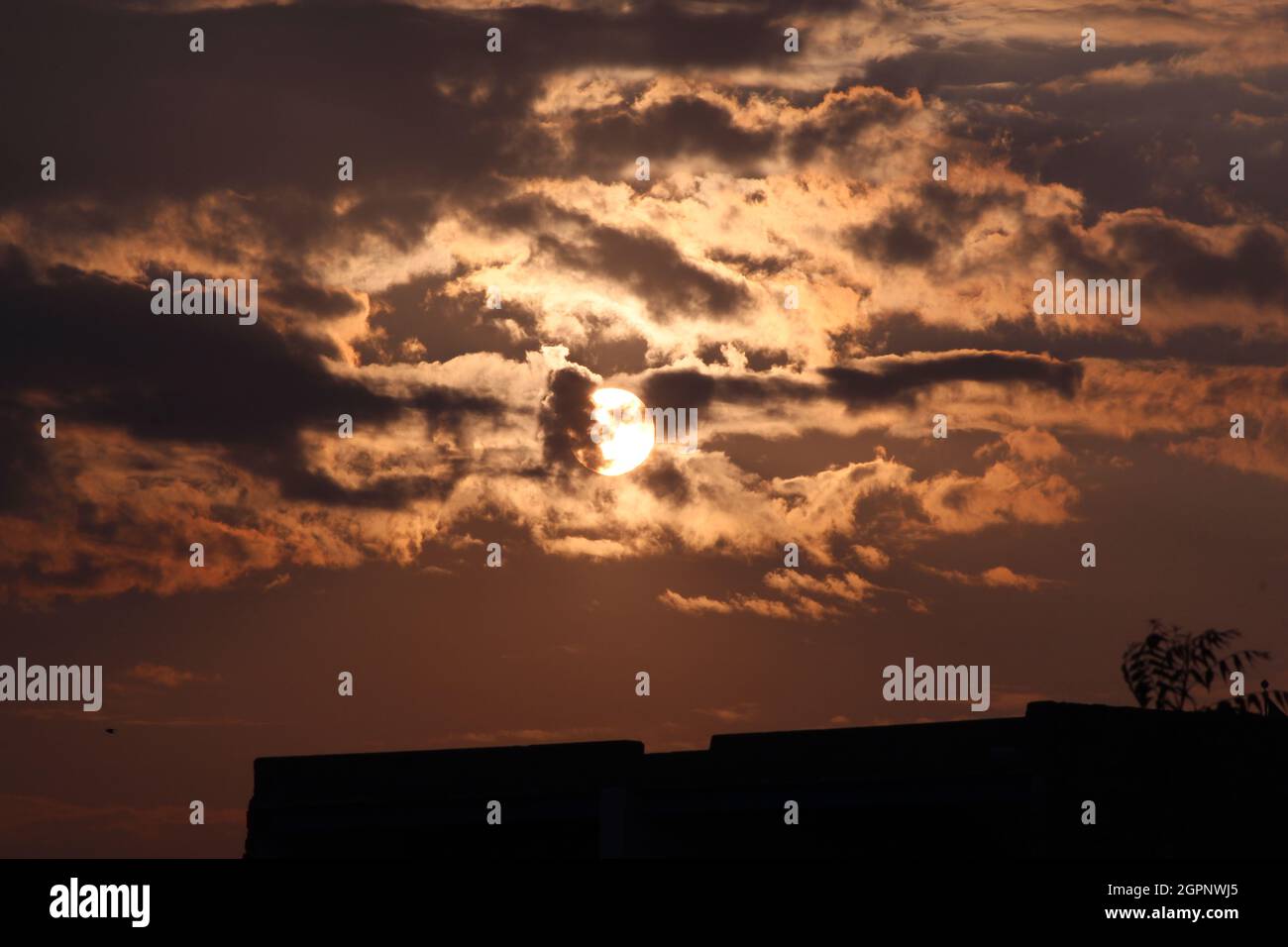 Soleil levant derrière les nuages dramatiques orange ciel crépuscule magnifique paysage Banque D'Images