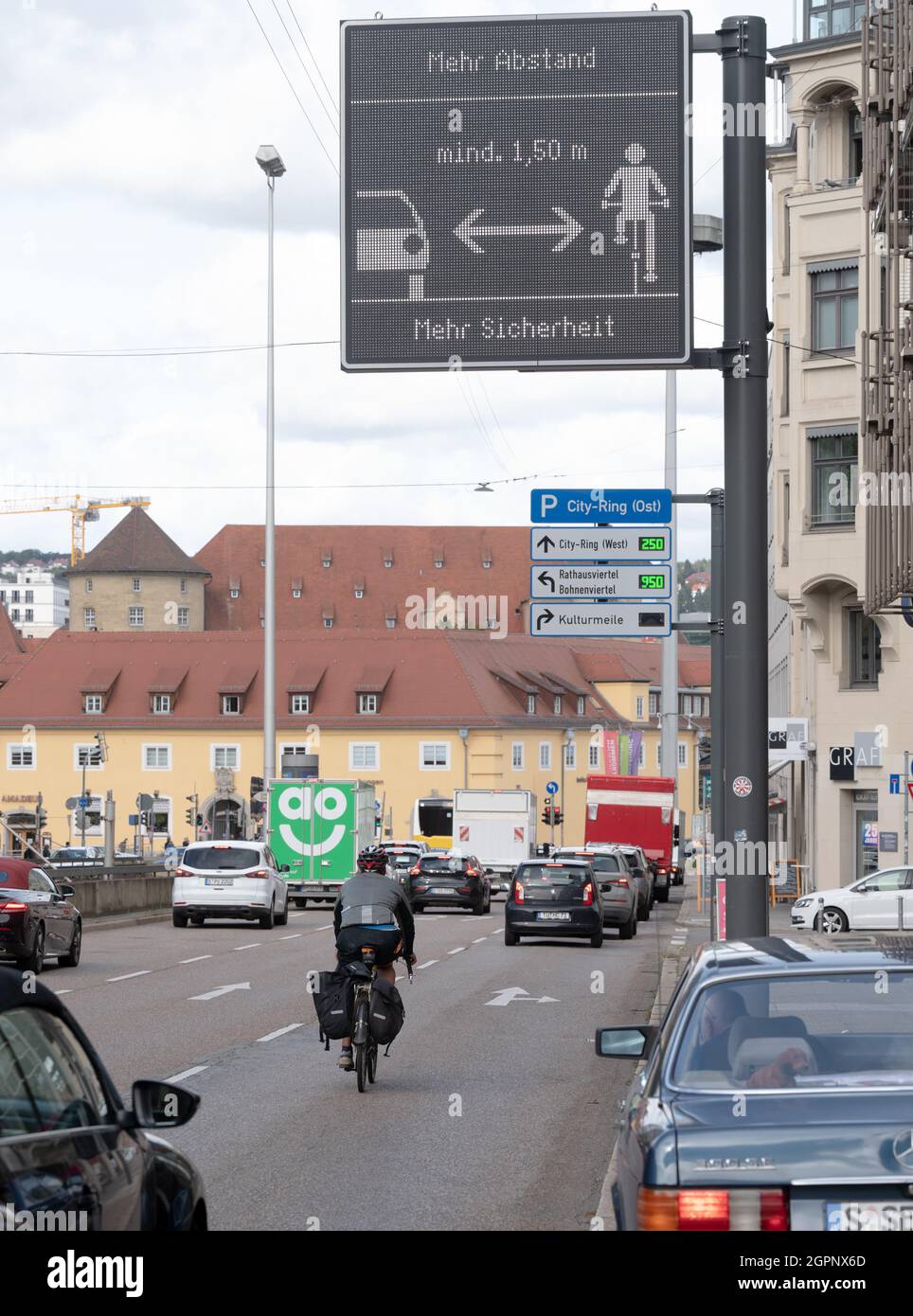 Stuttgart, Allemagne. 30 septembre 2021. Un panneau avec l'inscription: 'Plus de distance - min. 1.50m - plus de sécurité!' rappelle aux conducteurs de voiture une distance minimale de 1.5 mètres lors de dépassements cyclistes. (À dpa: 'Association: Les cyclistes doivent se sentir en sécurité') Credit: Bernd Weißbrod/dpa/Alamy Live News Banque D'Images