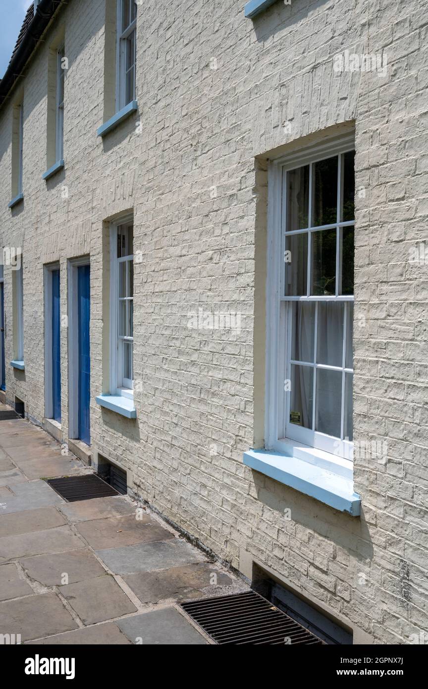 Vieux maison mitoyenne avec murs blancs et portes bleues à Saint Edwards passage Cambridge Royaume-Uni Banque D'Images