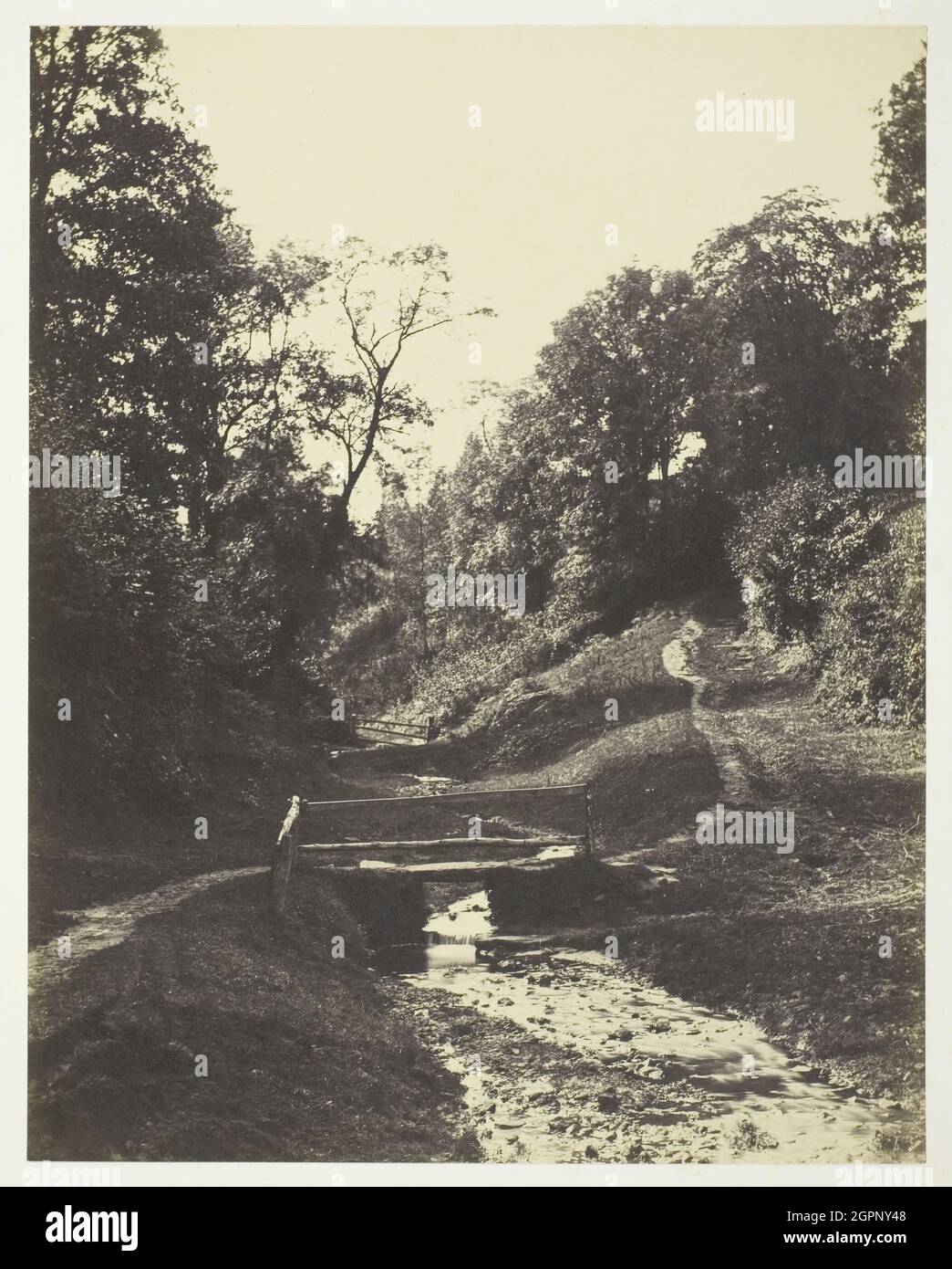 Scène près de Godalming, Surrey, c. 1856. [Passerelle au-dessus d'un ruisseau dans le sud de l'Angleterre]. Imprimé albumine. Banque D'Images