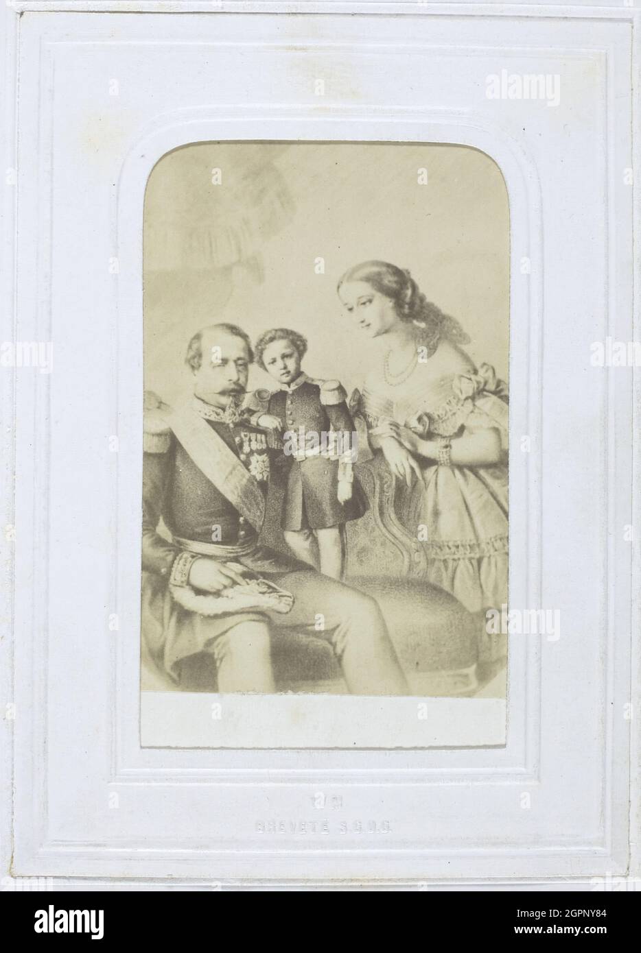 Sans titre [Napoléon III et famille], 1860-69. [Portrait de Napoléon III Empereur des Français, de son épouse l'impératrice Eugénie et de son fils le prince Louis-Napol&#xe9;on]. Imprimé albumine. Banque D'Images