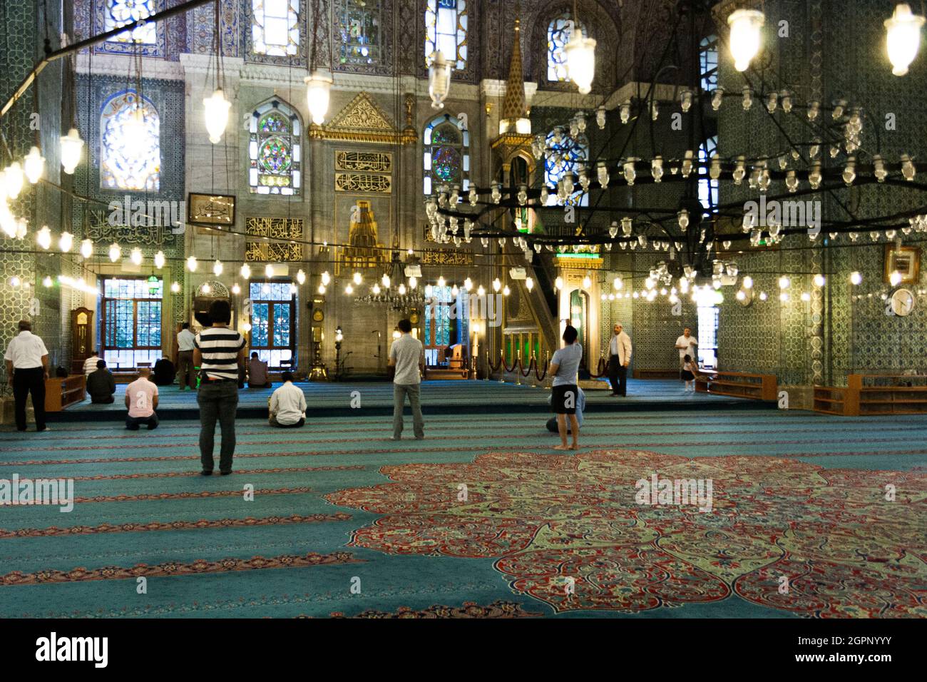 Istanbul, Turquie; 27 mai 2013: Les musulmans prient dans la Nouvelle Mosquée. Banque D'Images