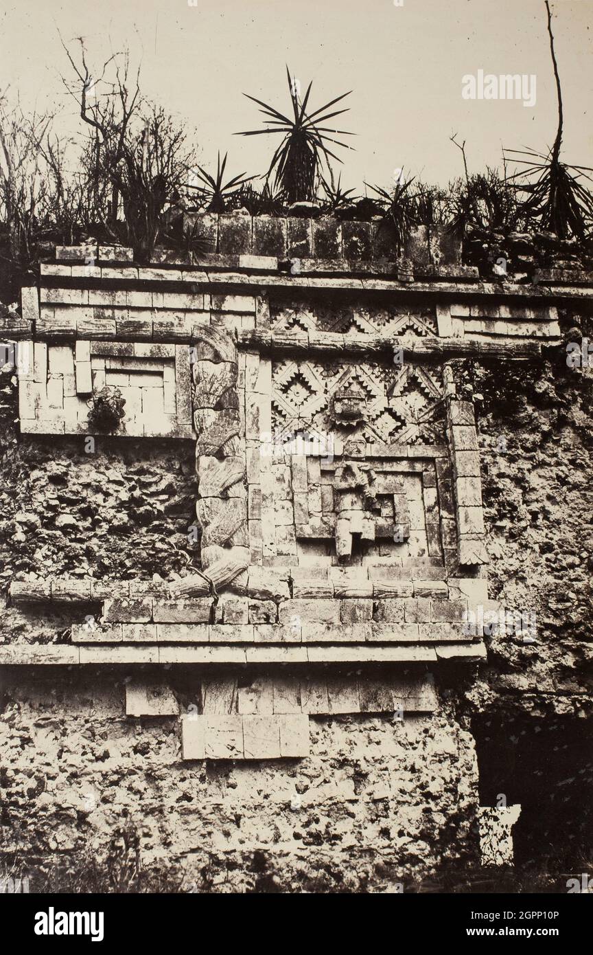 Uxmal, Bas relief indien, Palais des Nuns, 1860. [Site Maya à Yucatan, Mexique]. Imprimé albumine, planche 44 de l'album « CIT&#xe9;s et Ruines am&#xe9;ricaines, Gide Paris » (1863). Banque D'Images