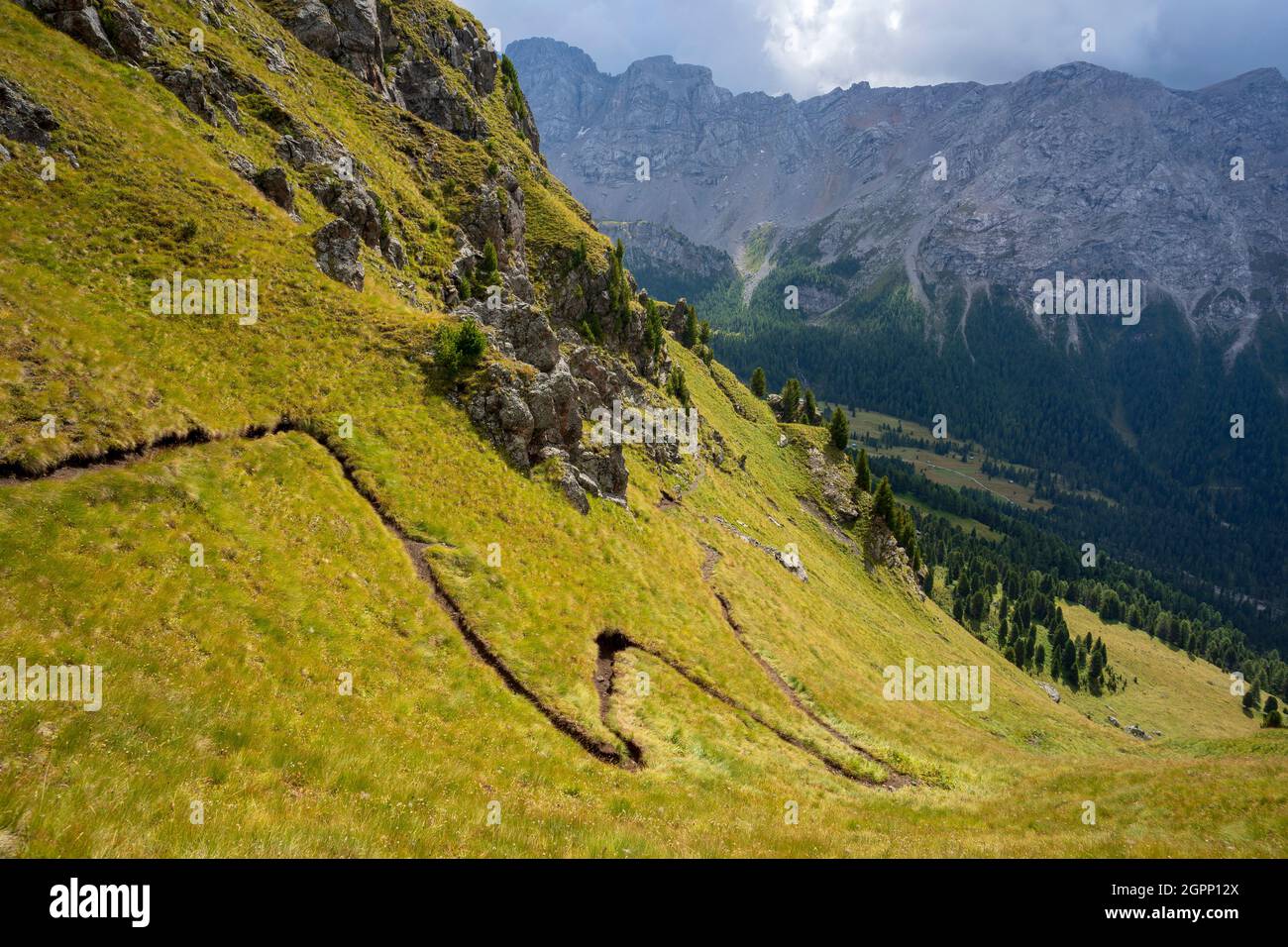 Sentier de montagne Lino Pederiva dans les Dolomites. Banque D'Images