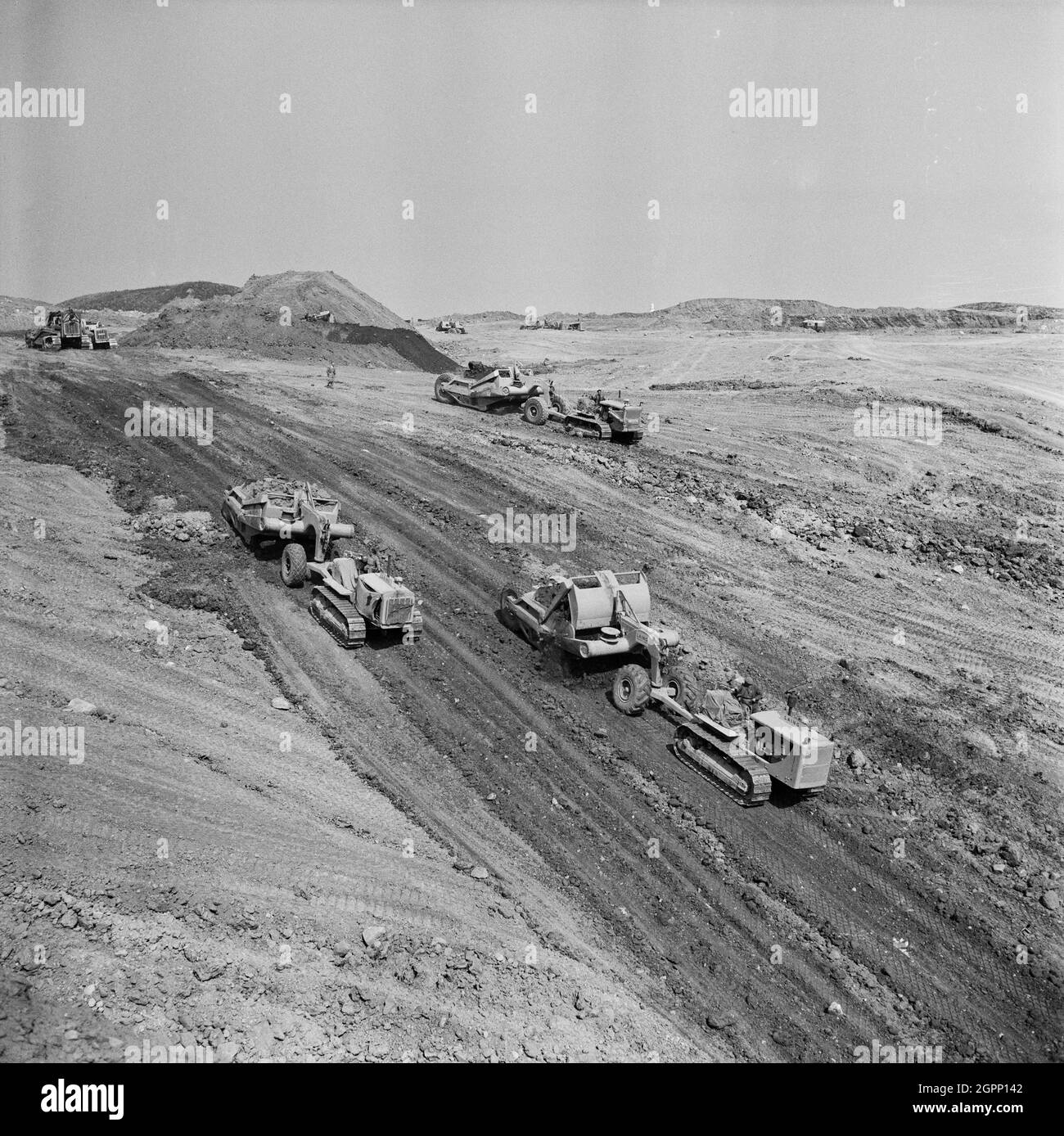 Vue sur les décapeuses en cours de restauration du parcours de golf de Whitley Bay, après l'achèvement de l'exploitation minière en oencast sur le site. John Laing and son Ltd a lancé des opérations d'exploitation minière en 1942 pour répondre aux besoins de la guerre. Le travail a été élargi par la compagnie après la guerre et, en 1948, l'exploitation minière de charbon opencast a eu lieu au terrain de golf du site de charbon Opencast, dans la région de Monkseaton, dans la baie Whitley. En 1953, la mine a été fermée et la terre a été récupérée. Banque D'Images
