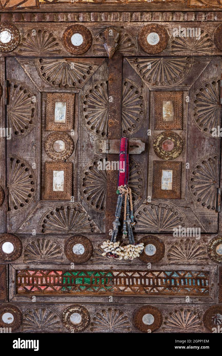 Perlée sur une armoire en bois sculpté dans la villa espagnole de Majorque Banque D'Images