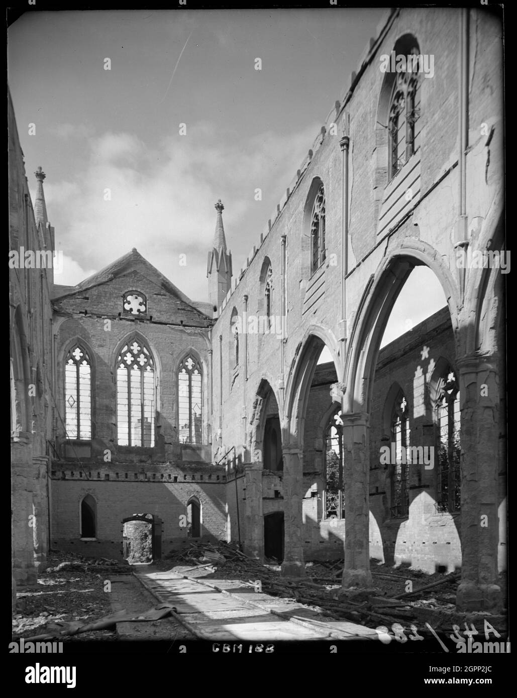 Église du Christ, rue de la Nouvelle Union, Coventry, 1941. Une vue du nord-ouest à travers la nef et l'allée nord dans Christ Church, montrant les résultats des dégâts causés par la bombe. Pendant la Seconde Guerre mondiale, le centre-ville de Coventry a été dévasté par des raids aériens. Le corps de Christ Church a été gravement endommagé par un RAID de bombardement le 10 avril 1941. Aujourd'hui, seul le steeple survit. Banque D'Images