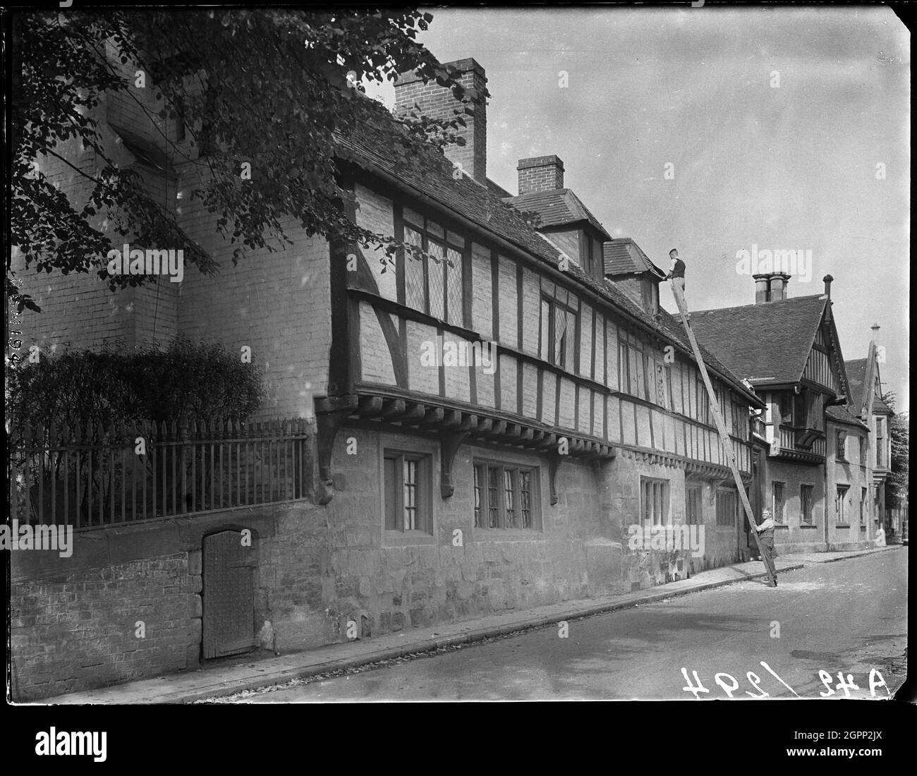 Bablake School, Hill Street, Coventry, 1941. L'école de Bablake vue de Hill Street montrant un homme effectuant des travaux de réparation à l'une des fenêtres de dortoirs et l'hôpital de Bond en arrière-plan. Banque D'Images