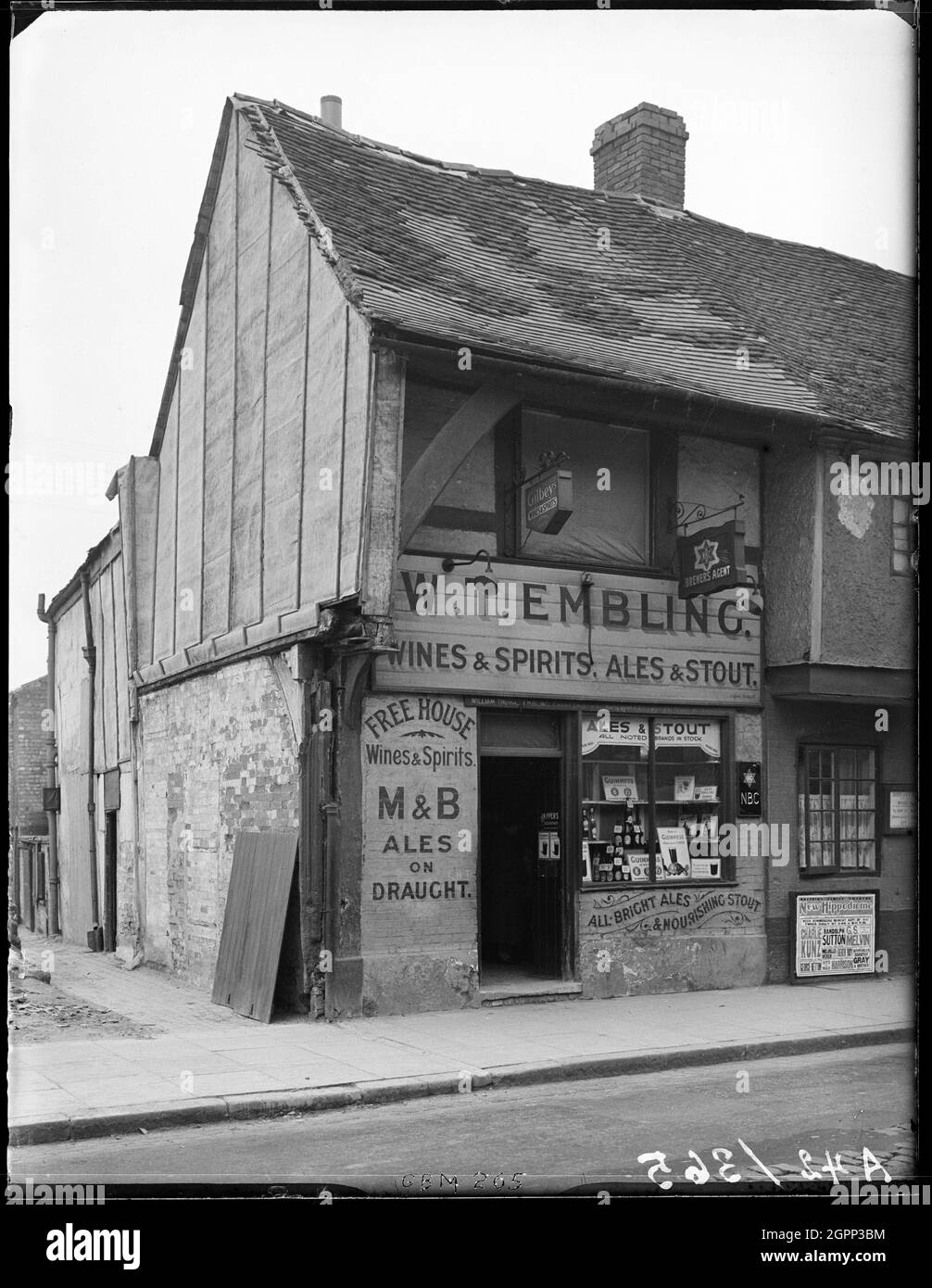 Sbord Street, Coventry, Coventry, 1941. L'extérieur du 54 Spelon Street, locaux de William Thomas Embling, hors licence. Banque D'Images