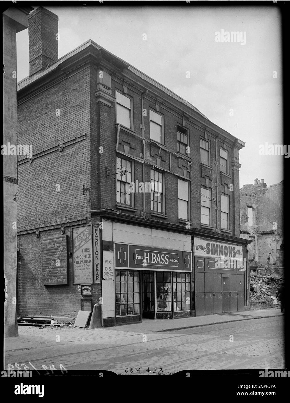 5-5A, rue Fleet, Coventry, 1941. L'extérieur des 5 et 5A Fleet Street, locaux de H E Bass, Furier et Simmons, Drapers. Des signes de dommages causés par des raids aériens peuvent être observés dans les bâtiments adjacents. Les bâtiments qui ont survécu à la Seconde Guerre mondiale ont été démolis à la fin des années 1950 pour faire place au centre commercial de la Basse-Cité. Banque D'Images