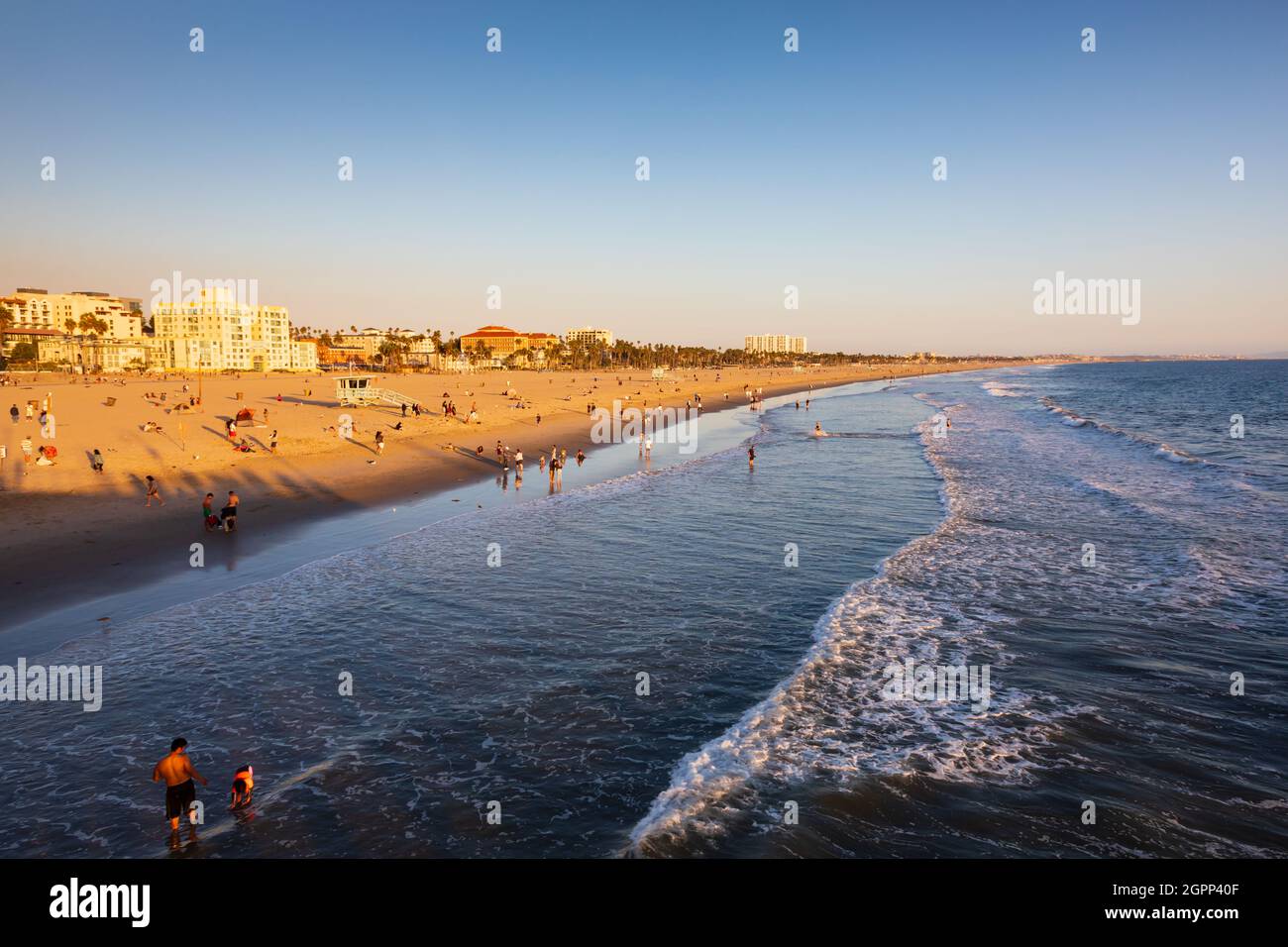 Coucher de soleil sur la foule de touristes à Santa Monica Beach. Californie, États-Unis Banque D'Images