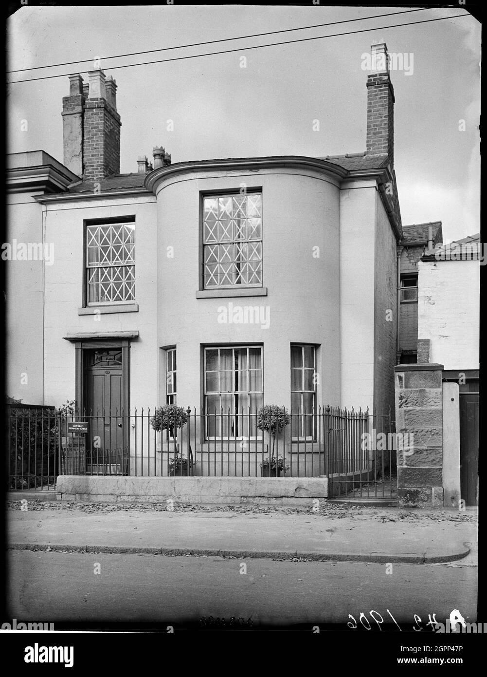 Ashbourne Road, Derby, 1942. L'extérieur du 32 Ashbourne Road. Les fenêtres de l'étage supérieur sont recouvertes de ruban adhésif pour éviter les blessures causées par le verre volant lors des raids de bombardement. Banque D'Images