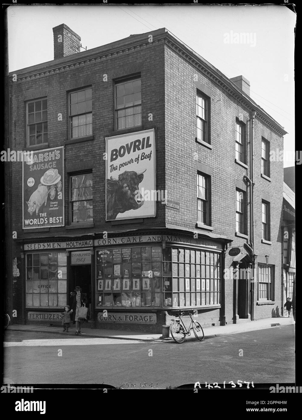 New Street, Worcester, Worcestershire, 1942. L'extérieur du 4 Corn Market et du 30 New Street, qui fait partie de la maison King Charles, vu du marché du maïs. La maison du roi Charles est une structure Tudor et plus tard comprenant les numéros 4-5 du marché du maïs et 29-30 de la rue New. Banque D'Images