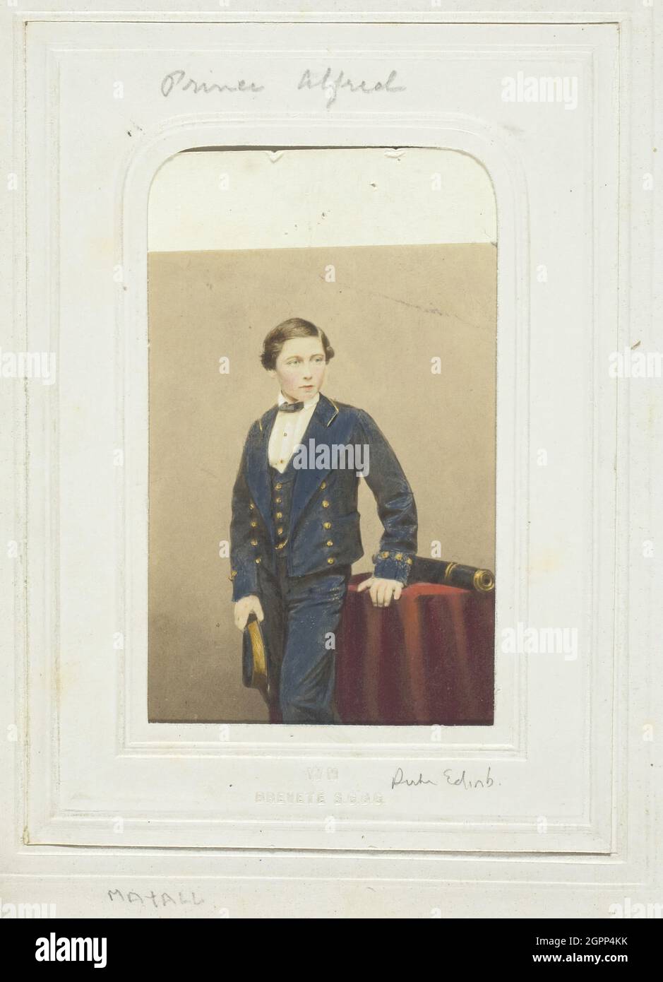 Prince Alfred, c. 1860. [Portrait du prince Alfred, fils de la reine Victoria, adolescent et portant l'uniforme des cadets de la marine]. Imprimé albumine. Banque D'Images