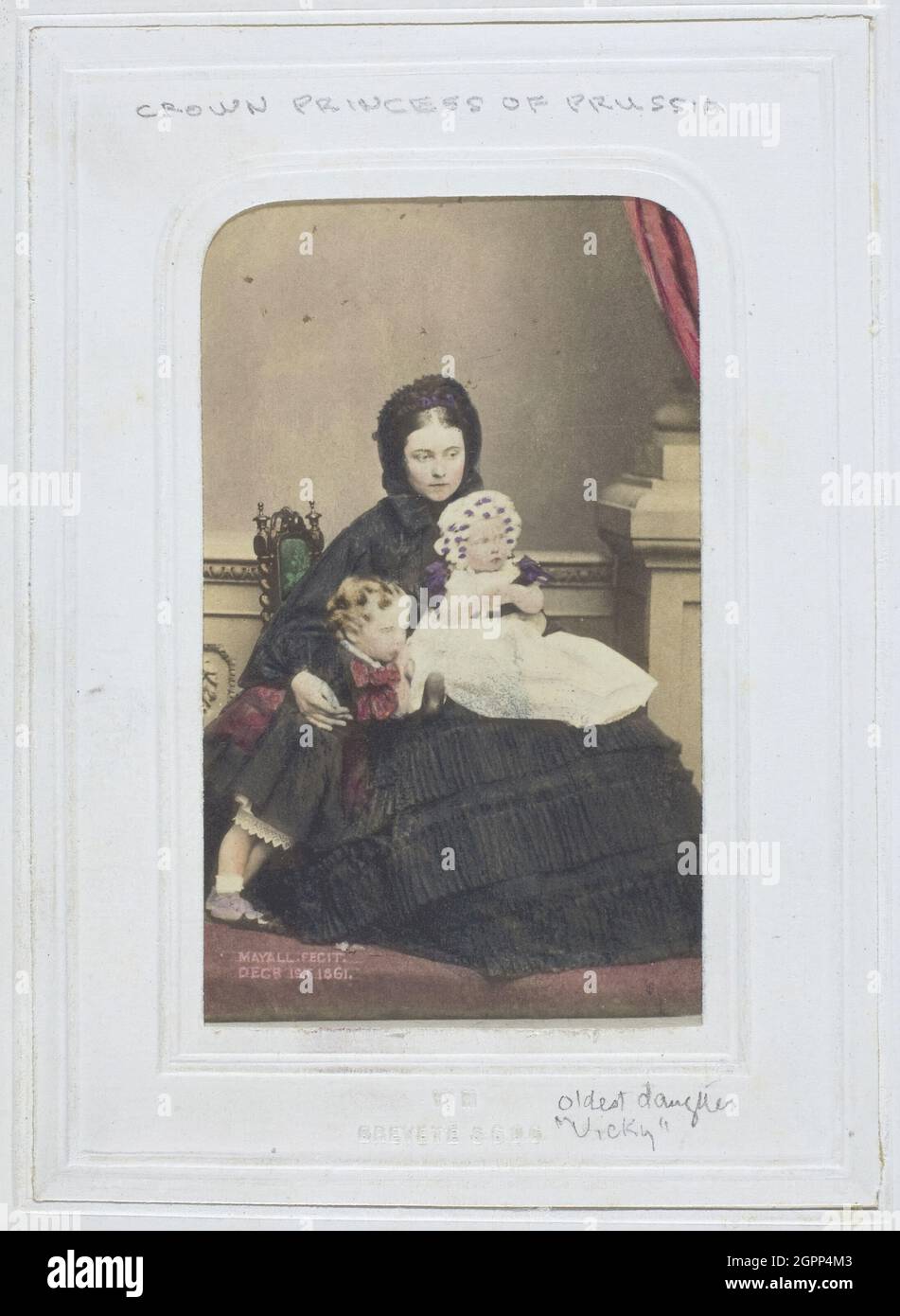 La princesse de la Couronne de Prusse, 1861. [Portrait de Victoria, fille aînée de la reine Victoria et épouse de Frederick, prince héritier de Prusse. À gauche se trouve son fils le futur empereur allemand Wilhelm II, avec sa sœur la princesse Charlotte, sur les genoux de sa mère]. Impression d'albumine avec coloration appliquée. Banque D'Images