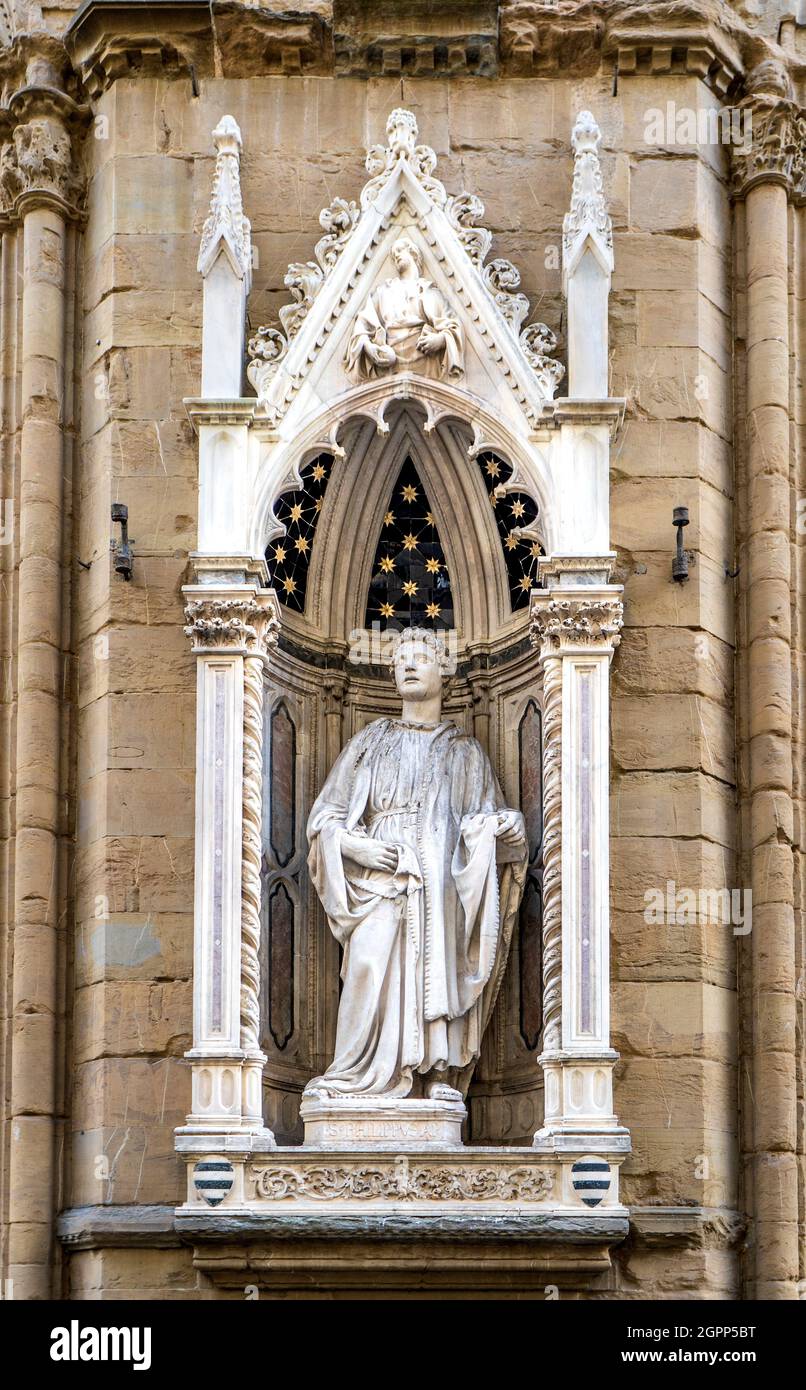 La statue de Saint Philippe de Nanni di Banco dans une niche de l'église Orsanmichele dans la via dei Calzaiuoli, construite au XIVe siècle, Florence, Italie Banque D'Images