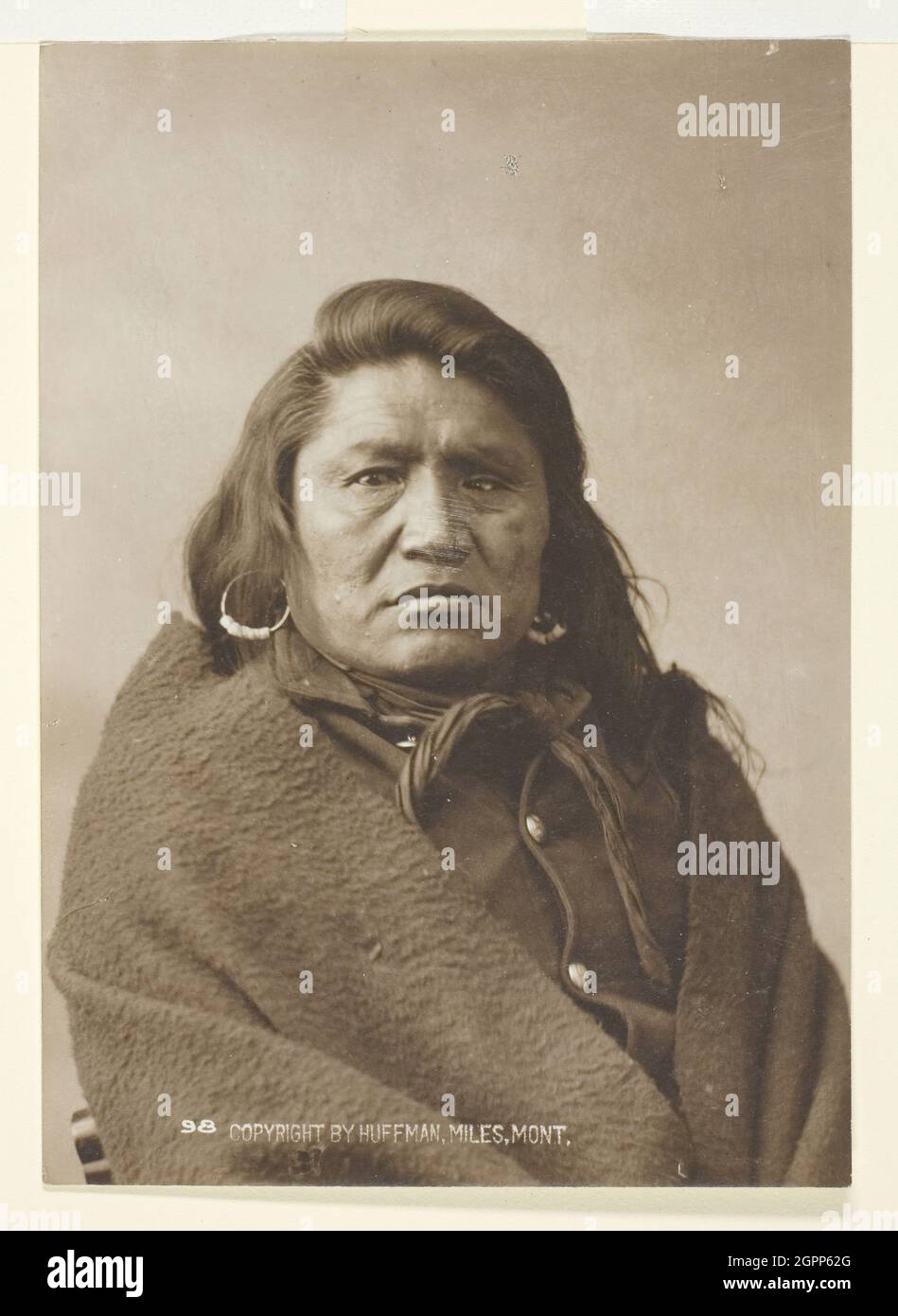 Sourd Bull, c. 1880. [Portrait d'un chef du peuple Crow de la vallée de la rivière Yellowstone, ouest des États-Unis]. Imprimé gélatine argentée. Banque D'Images