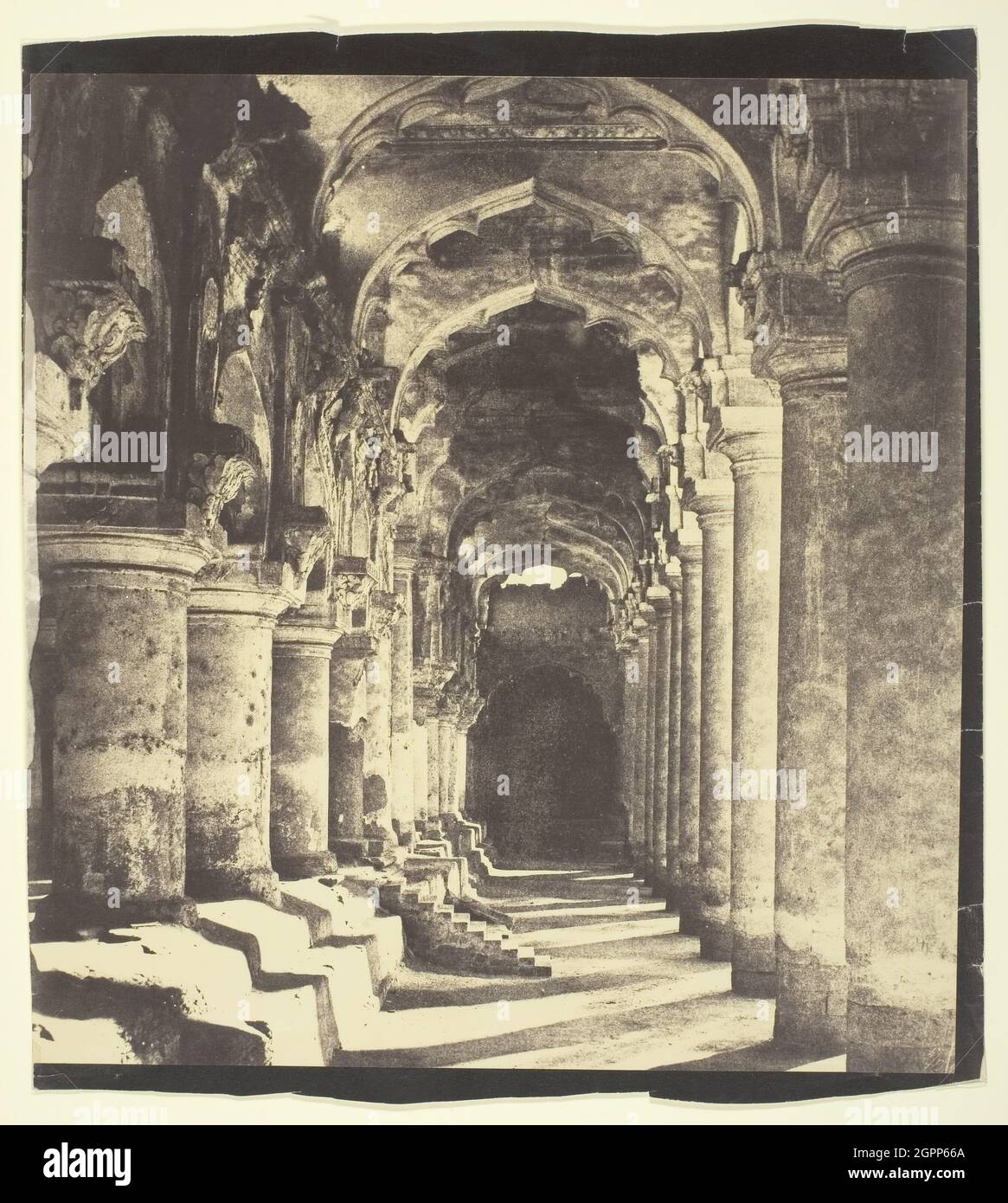 Arcade à Quadrangle, 1858. [Le Palais de Trimul Naik (Thirumalai Nayakkar Mahal) dans ce qui est maintenant Madurai, sud de l'Inde]. Imprimé sur papier salé ou imprimé d'albumine dilué à partir du calotype négatif, plaque iii de "vues photographiques à Madura", partie iv. Banque D'Images