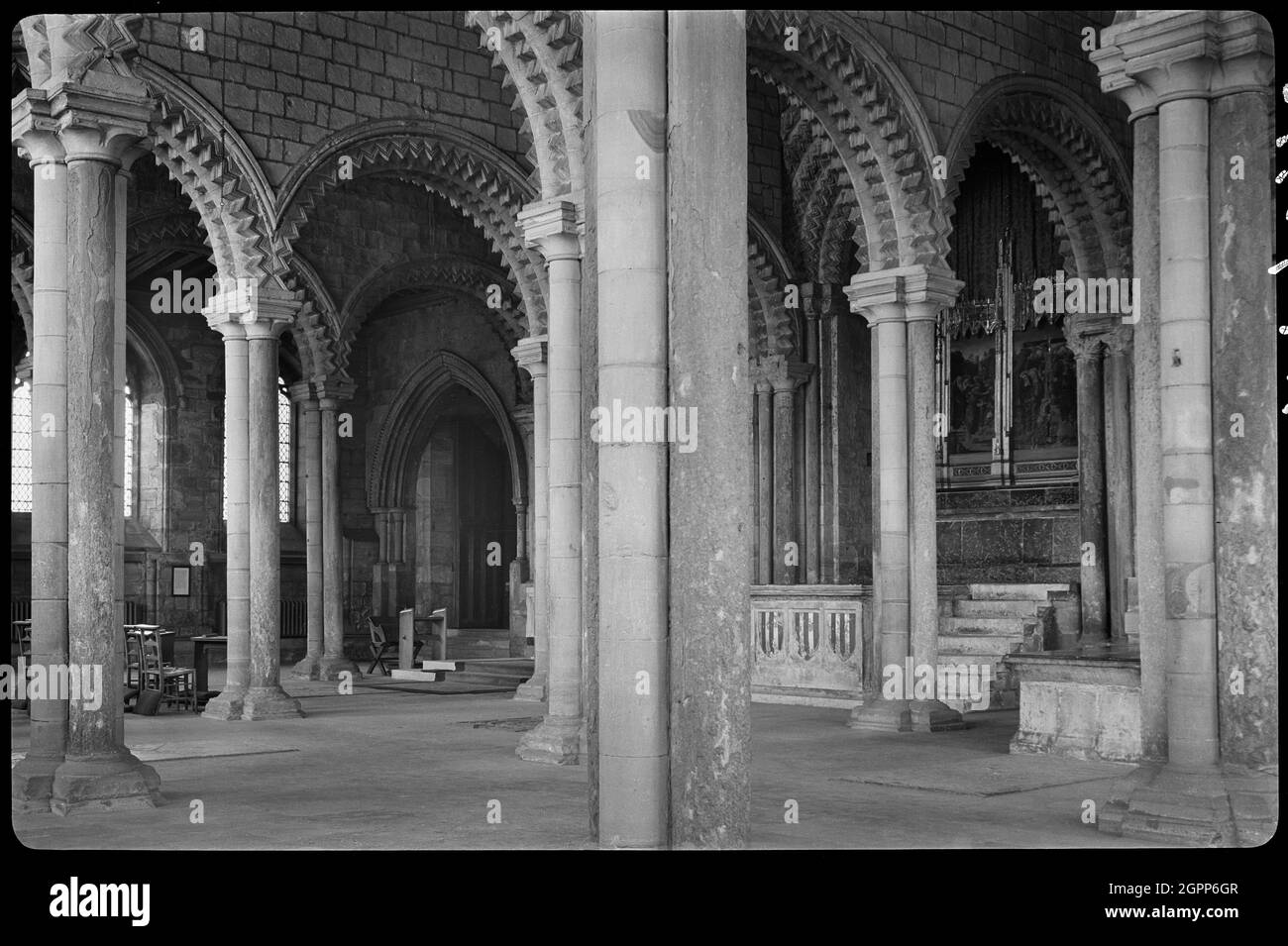 Cathédrale de Durham, Palace Green, Durham, 1942. Vue intérieure de la galilée dans la cathédrale de Durham, vue depuis le coin sud-ouest avec vue partielle sur l'autel en arrière-plan. La cathédrale était à l'origine un Prieuré bénédictin, repris en 1541 comme une cathédrale. Le corps principal a été construit entre 1093 et 1130, avec des modifications et des ajouts faits aux XIIIe et XVe siècles. La galilée est située à l'ouest des tours ouest et fut construite pour l'évêque le Puiset en 1189. Il a quatre baies d'ouest en est et cinq allées. Les arcades sont toutes sur des piers composés et ont des arches à tête ronde avec chien-t Banque D'Images