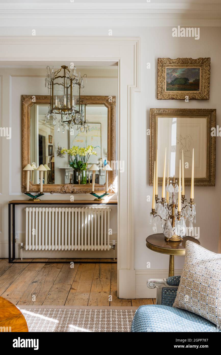 Miroir en chêne blanchi antique au-dessus de la console avec lanterne française dans la maison de ville Regency rénovation, Londres Banque D'Images
