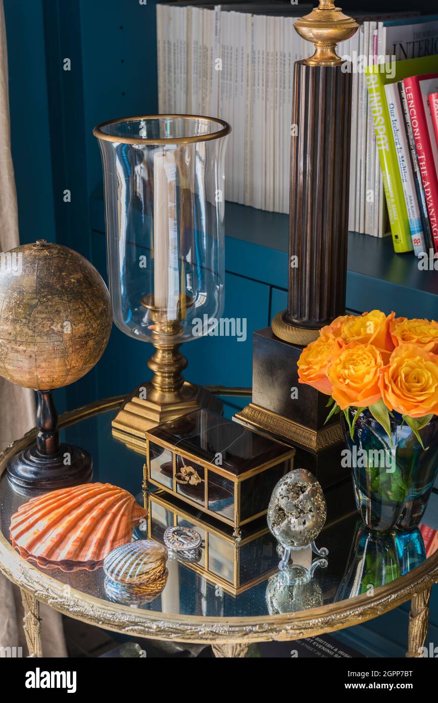 Table latérale en verre d'Ornamentson dans la maison de ville de Londres Banque D'Images