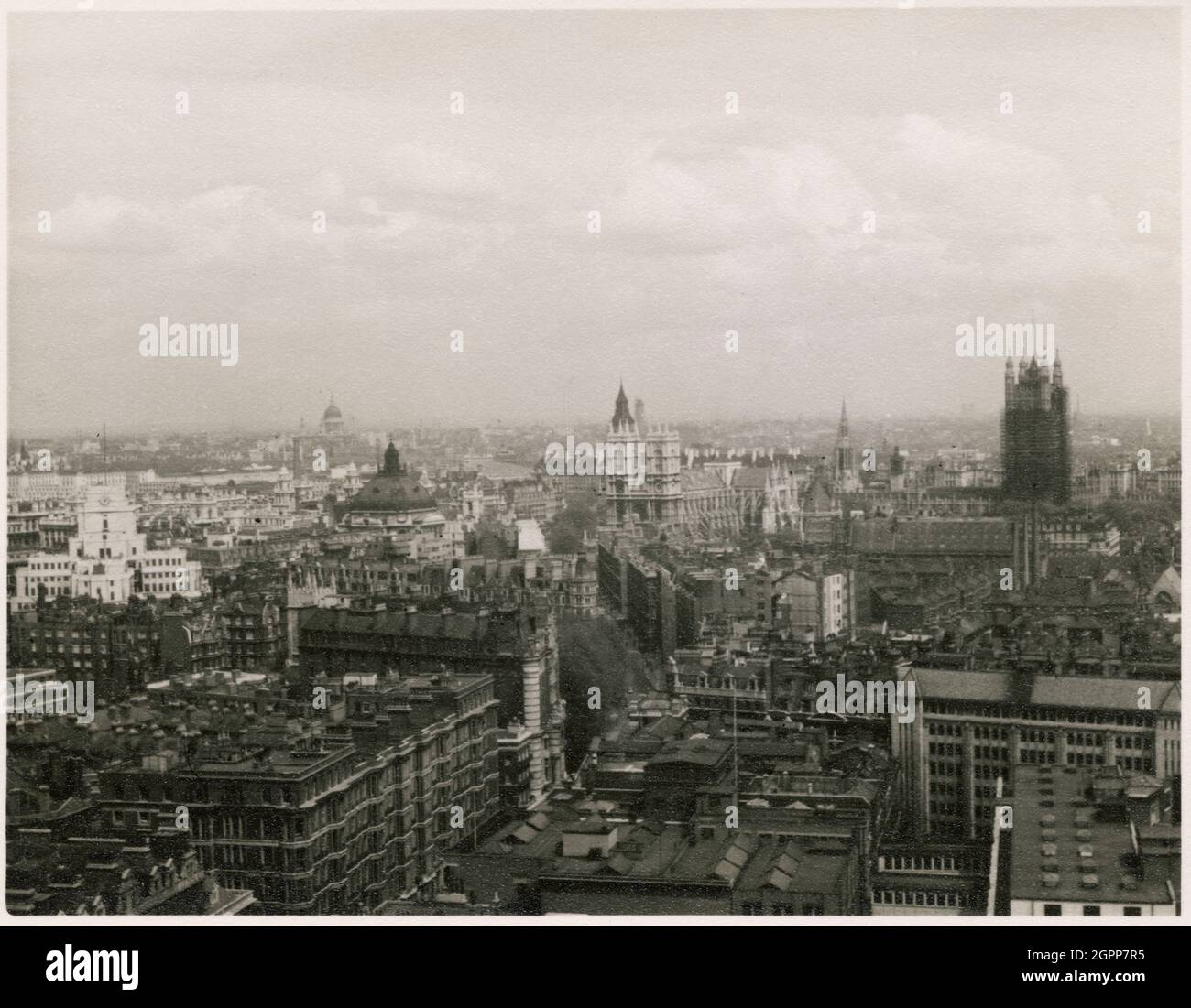 Cité de Westminster, Autorité du Grand Londres, 1950-1955. Vue sur le nord-est de l'autre côté de Westminster depuis la tour de la cathédrale de Westminster, montrant la gare de St James' Park, le Methodist Central Hall, l'abbaye de Westminster et la tour Victoria du Parlement. Le campanile ou la tour de la cathédrale de Westminster mesure 284 m et possède une galerie d'observation près de son sommet. La Tour de la Rose des chambres du Parlement, illustrée à droite de cette photo, a été restaurée entre 1936 et le début des années 1950. Banque D'Images