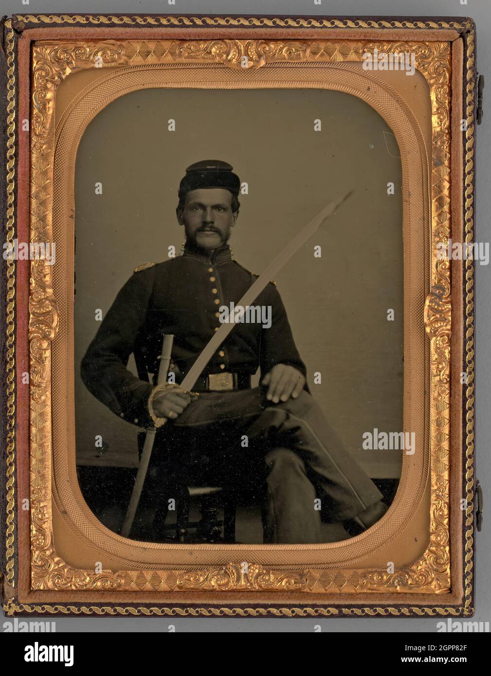 Sans titre (Portrait d'un soldat assis avec sabre), 1862. Type d'ambrotype. Banque D'Images