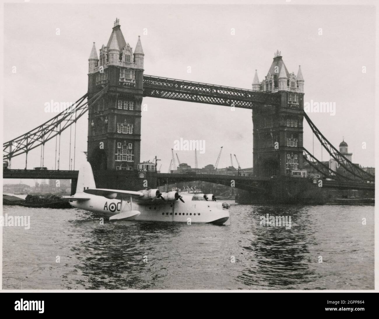 Tower Bridge, Tower Hill, Tower Hamlets, Greater London Authority, 1951. Un court bateau volant Sunderland sur la Tamise à Tower Bridge, avec le pont en arrière-plan, pendant la semaine de la bataille d'Angleterre. La semaine de la bataille d'Angleterre a été une célébration annuelle de la victoire de la Royal Air Force en septembre 1940. En 1951, il a couru du 10 au 16 septembre et a inclus un survol de Londres le 15 septembre. Le Sunderland court a été développé par Short Brothers comme un bateau de vol et un bombardier de patrouille pour la RAF, et a été introduit en 1938. Un Sunderland a été montré sur la Tamise tous les sept Banque D'Images