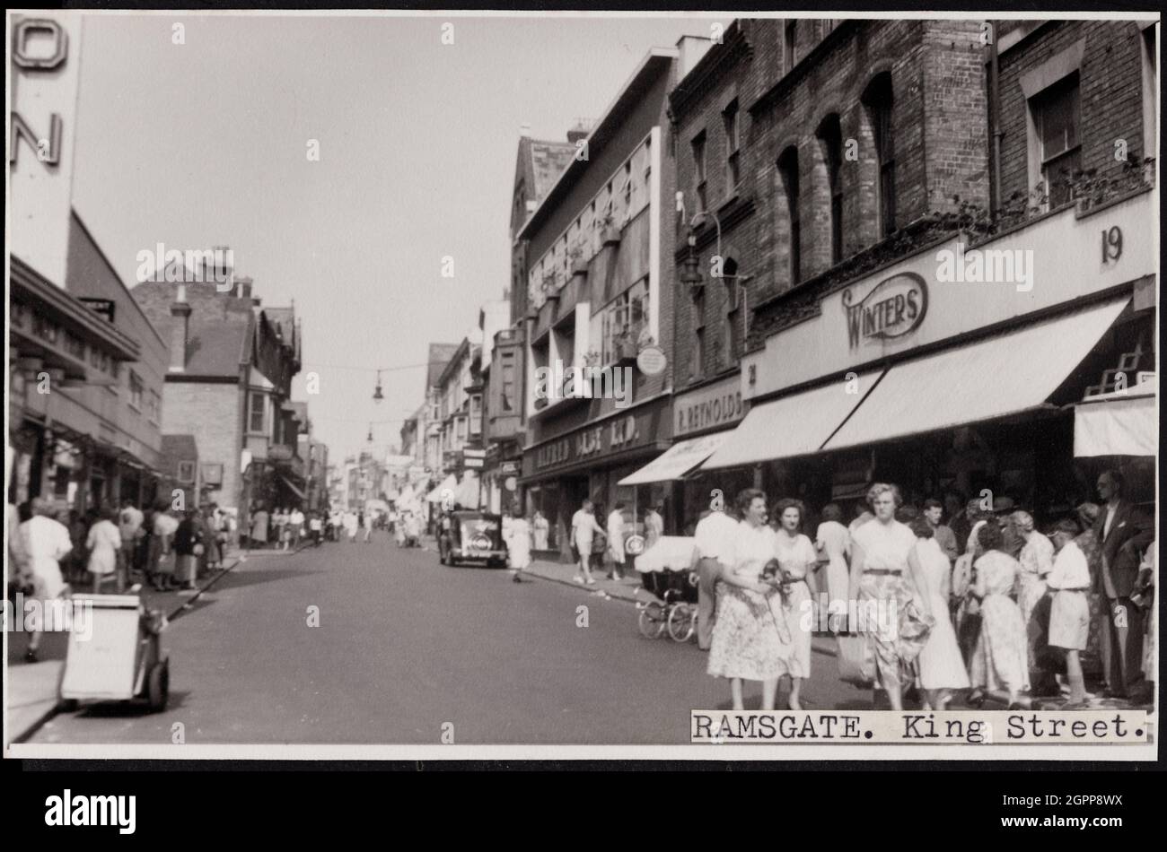 Rue King, Ramsgate, Thanet, Kent, c1940-c1960. Vue sur la rue Kings Street, vue de l'extrémité ouest et vers l'est, avec les numéros 19-21 au premier plan sur la droite. Au premier plan se trouve Winters Outfitters, établi en 1940. Banque D'Images
