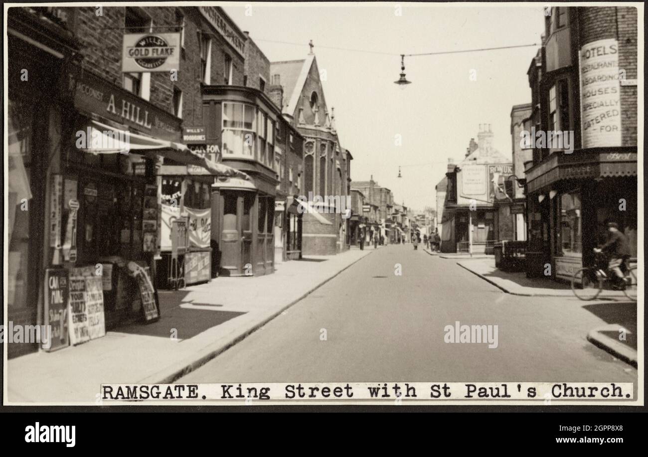 Rue King, Ramsgate, Thanet, Kent, c1945-c1959. Vue sur la rue King avec vue partielle sur l'église Saint-Paul, érigée en 1873 et démolie en janvier-février 1959. L'église a été érigée en 1873 afin d'attirer plus de personnes de la rue King à l'église. Il a été fermé en 1940 et démoli entre janvier et février 1959. Il a une extrémité est latérale, dont la partie inférieure du mur extérieur survit. Banque D'Images