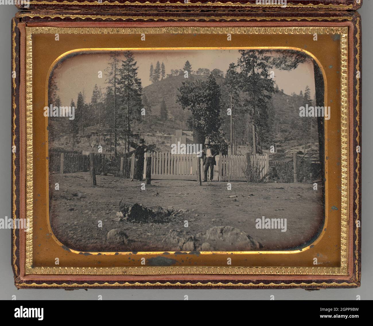 Sans titre (deux hommes portant des chapeaux de dessus, penchée sur une clôture de Picket blanc), 1853. Daguerréotype. Banque D'Images