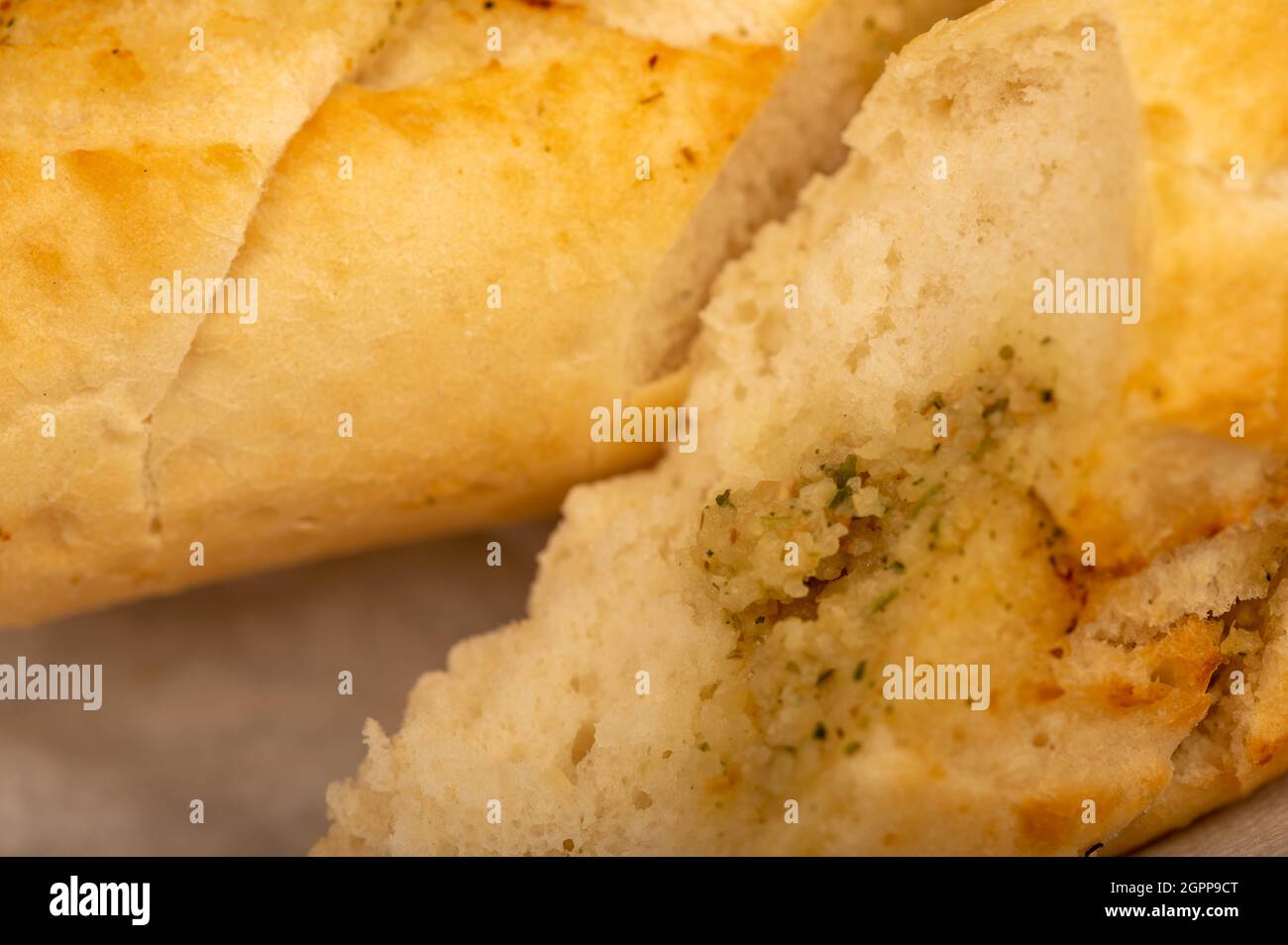 Baguette avec pâte d'ail coupée en morceaux, gros plan, mise au point sélective Banque D'Images