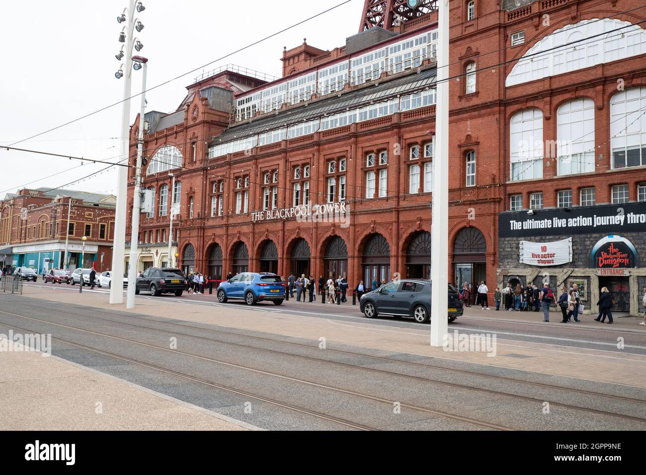 Le bâtiment emblématique de la tour Blackpool qui intègre la célèbre tour Blackpool et la salle de bal Tower et abrite d'autres attractions touristiques Banque D'Images