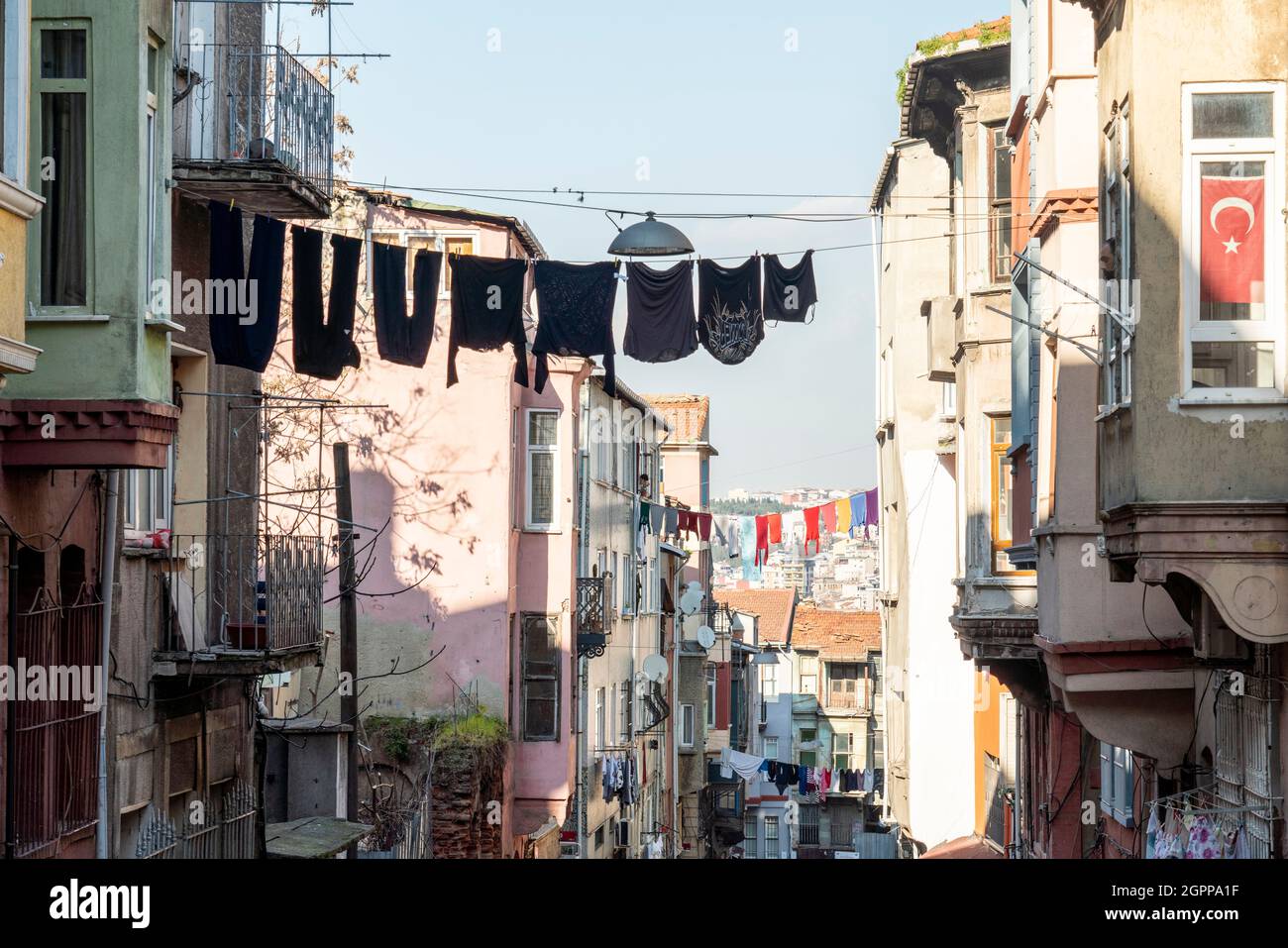 Turquie, Istanbul, séchage en blanchisserie entre les maisons dans le quartier de Balat Banque D'Images