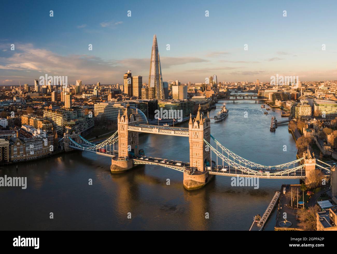 Royaume-Uni, Londres, vue aérienne du Tower Bridge au-dessus de la Tamise au coucher du soleil Banque D'Images