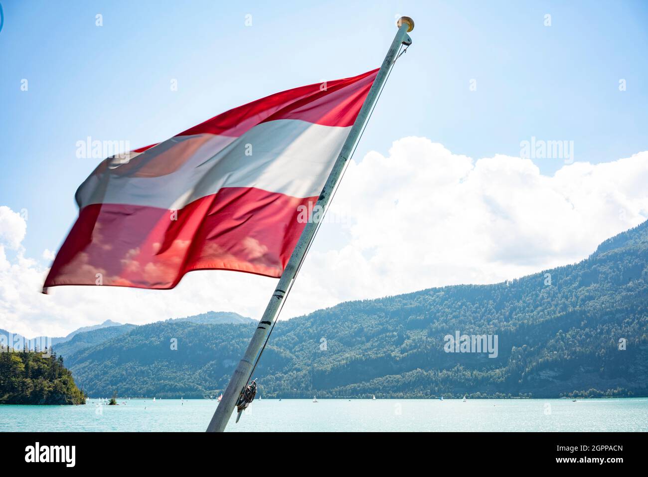 Autriche, drapeau autrichien sur le ferry à Wolfgangsee Banque D'Images