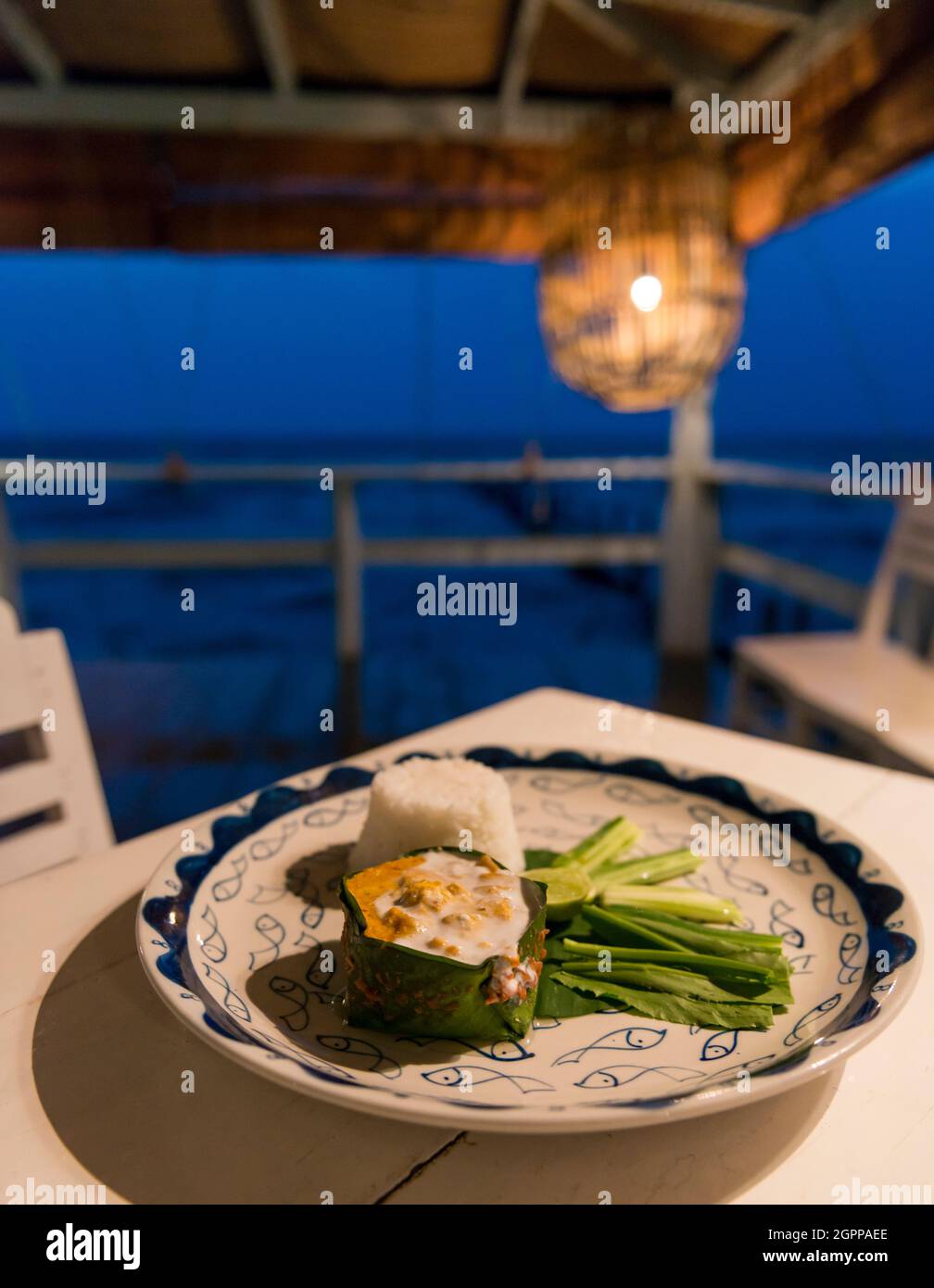 Cambodge, Kep, poisson-amok sur l'assiette au club de voile au crépuscule Banque D'Images