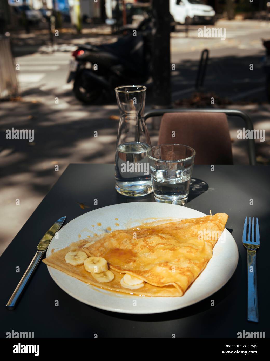 France, Paris, crêpes avec tranches de banane sur l'assiette à l'extérieur Banque D'Images