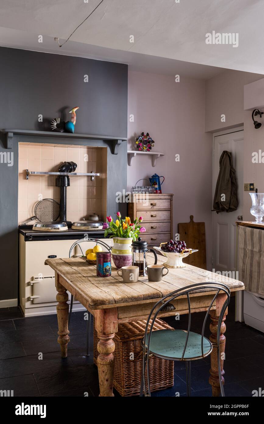 Aga au mazout et table de ferme dans la cuisine du Suffolk. Banque D'Images