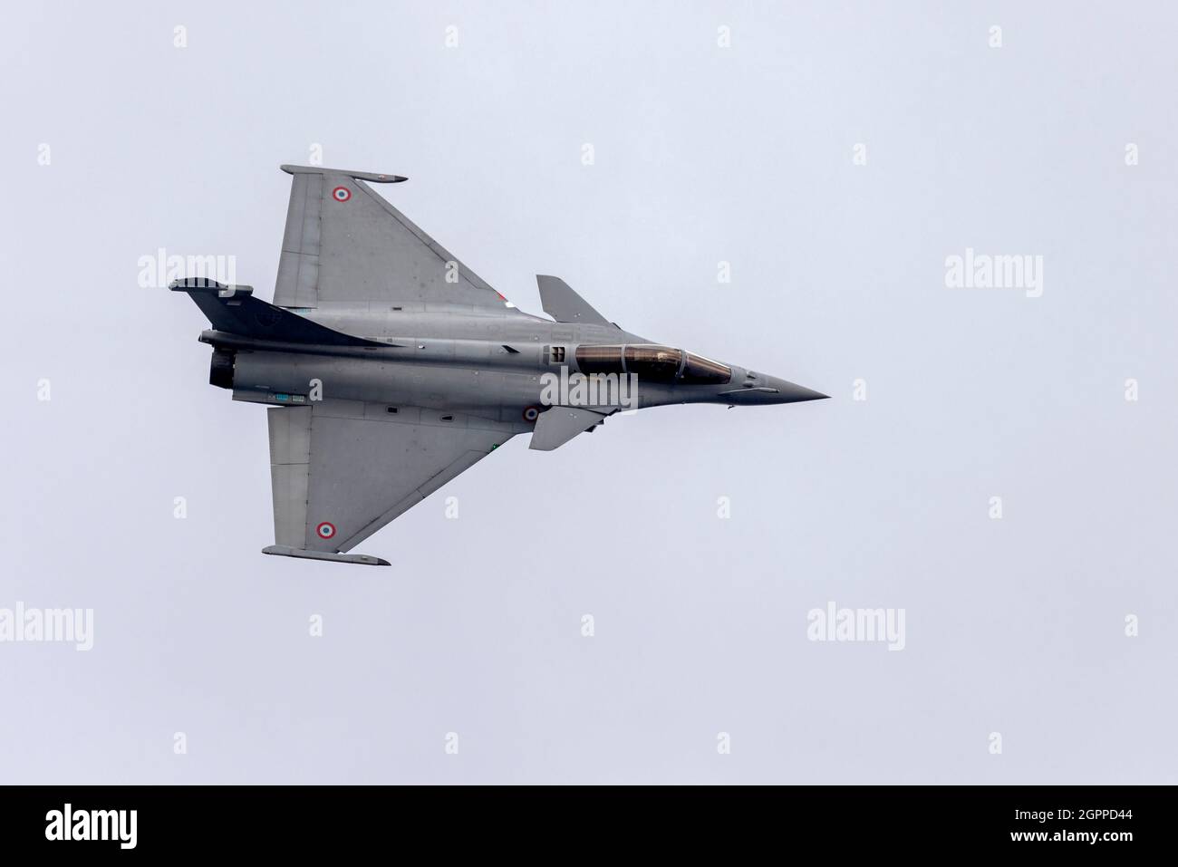 La Force aérienne française Dassault Rafale C (REG: 140) sur une exposition de pratique au-dessus de la mer. Banque D'Images