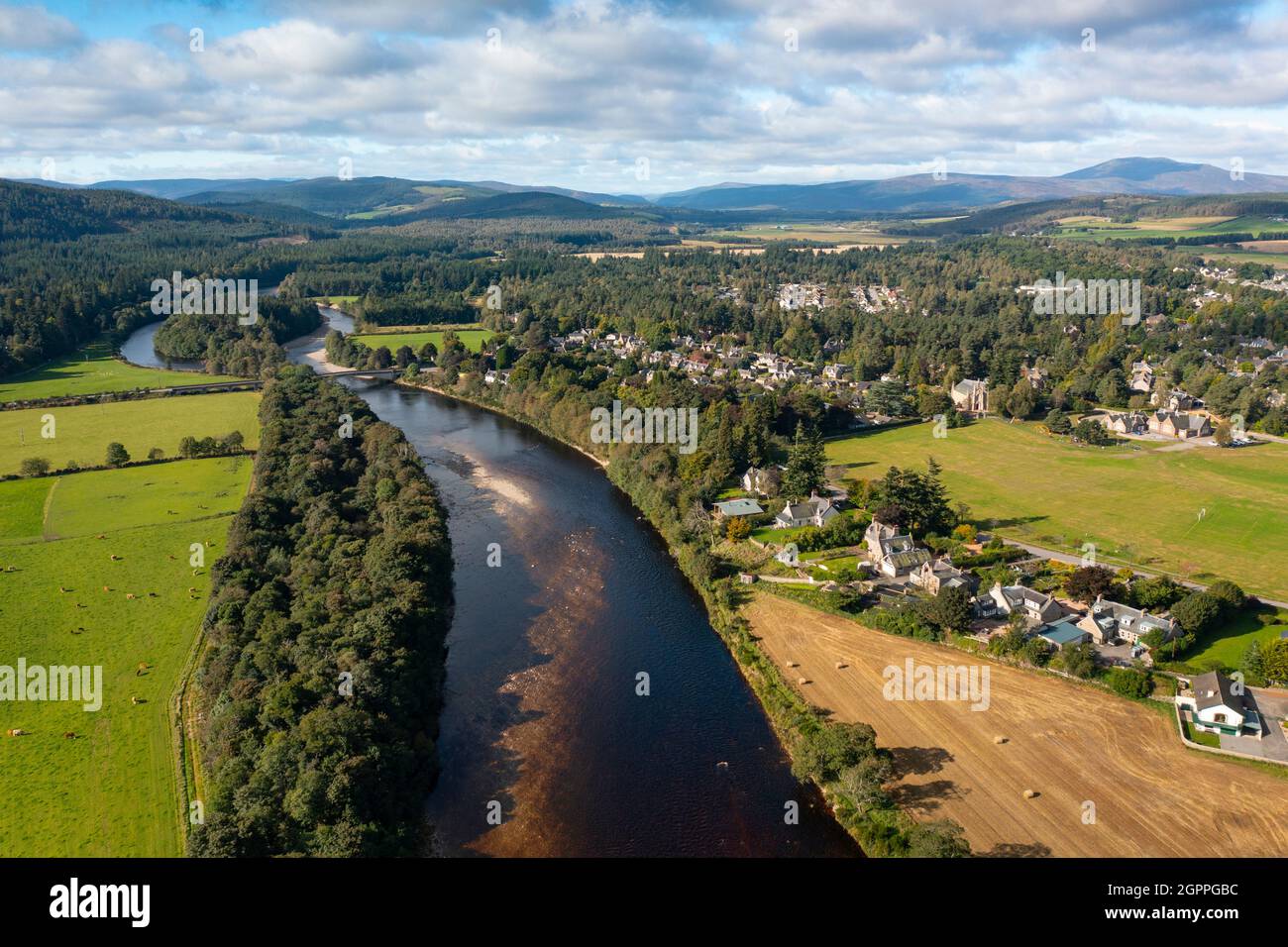 Vue aérienne du drone du village d'Aboyne sur la rivière Dee à Deeside, Aberdeenshire, Écosse, Royaume-Uni Banque D'Images