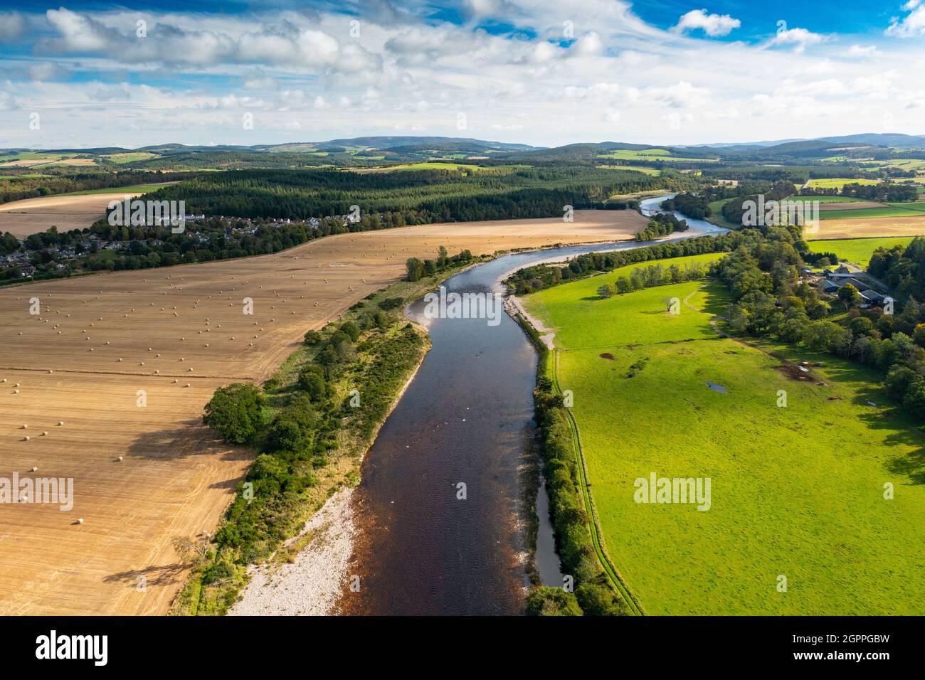 Vue aérienne du drone de la rivière Dee sur Deeside à Aboyne dans Aberdeenshire, Écosse, Royaume-Uni Banque D'Images